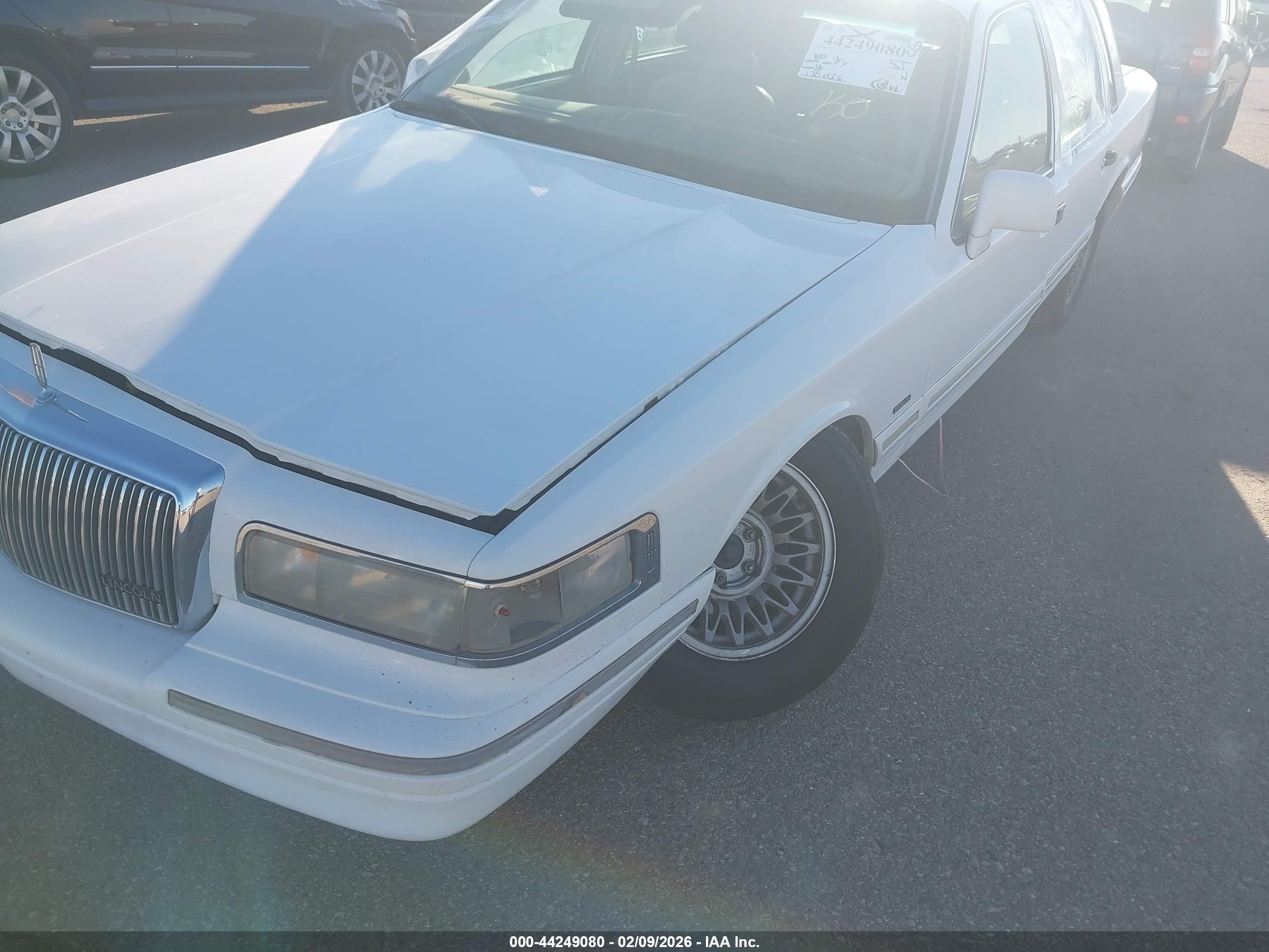 LINCOLN TOWN image 6