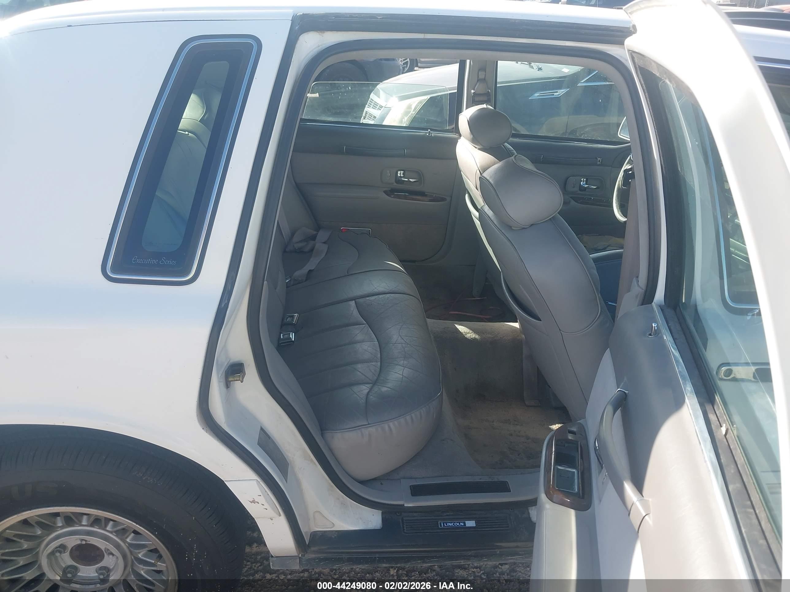 LINCOLN TOWN image 8