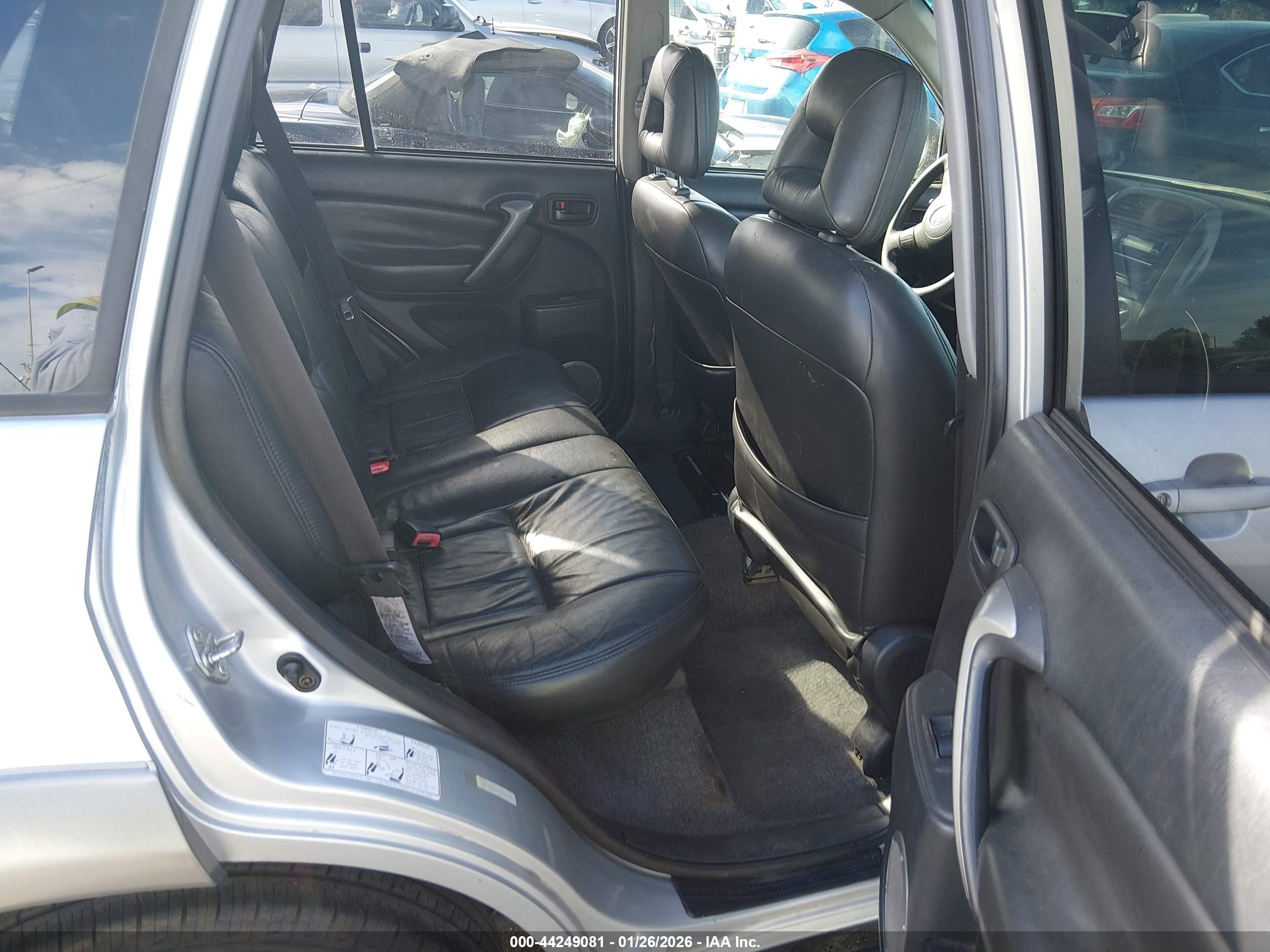 TOYOTA RAV4 image 8