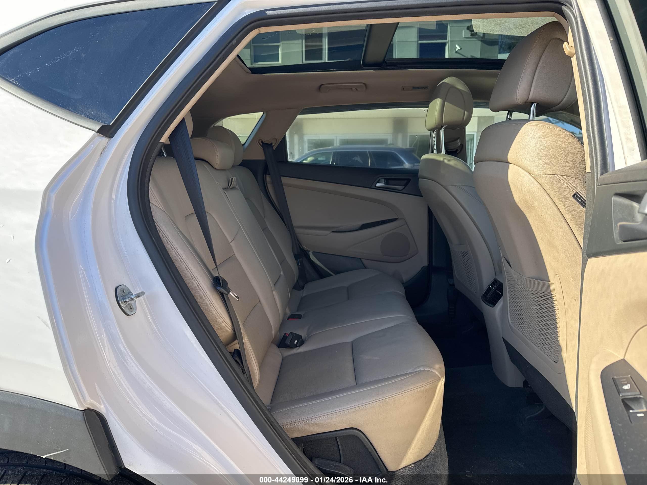 HYUNDAI TUCSON image 8