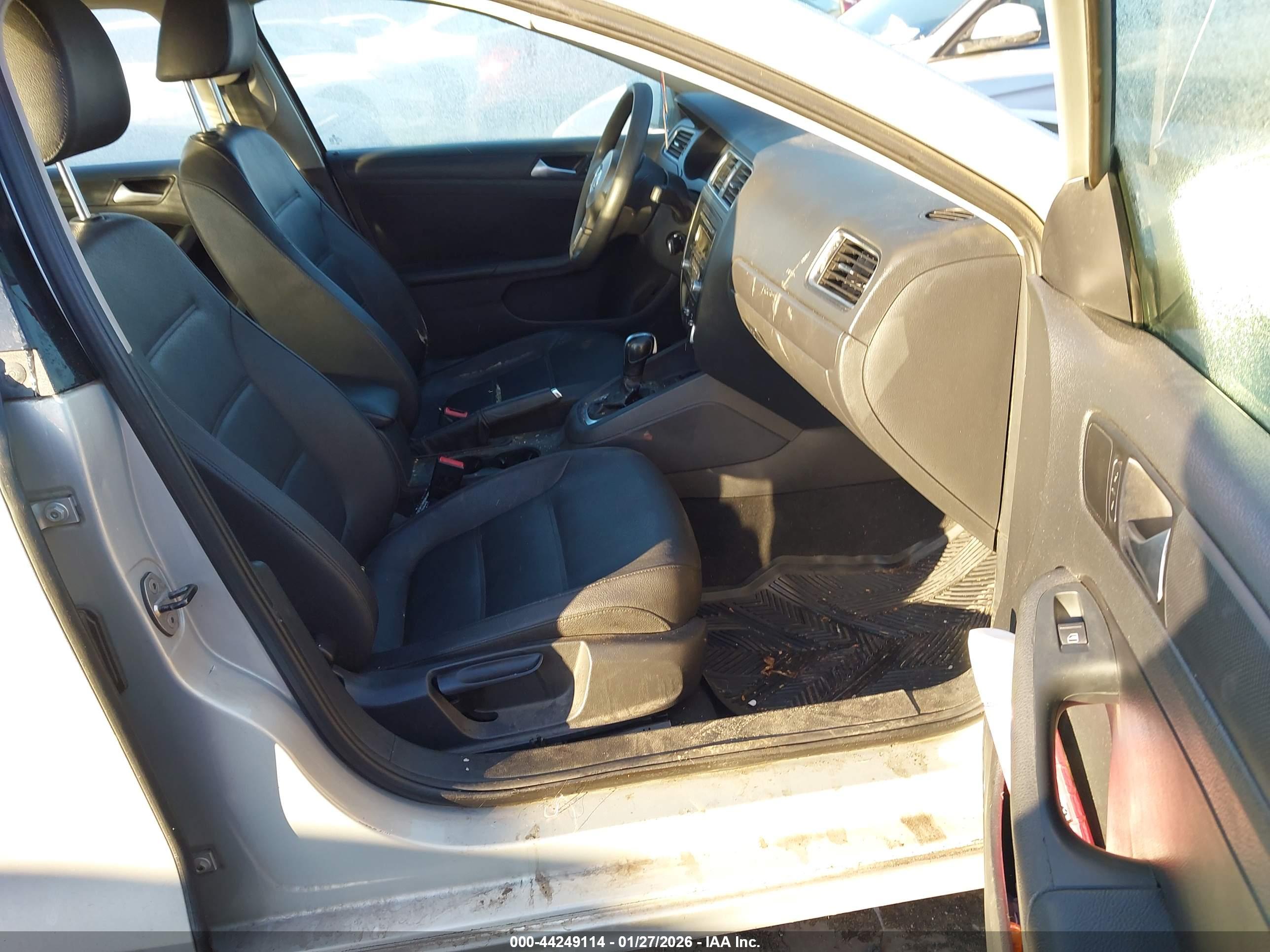 VOLKSWAGEN JETTA image 5