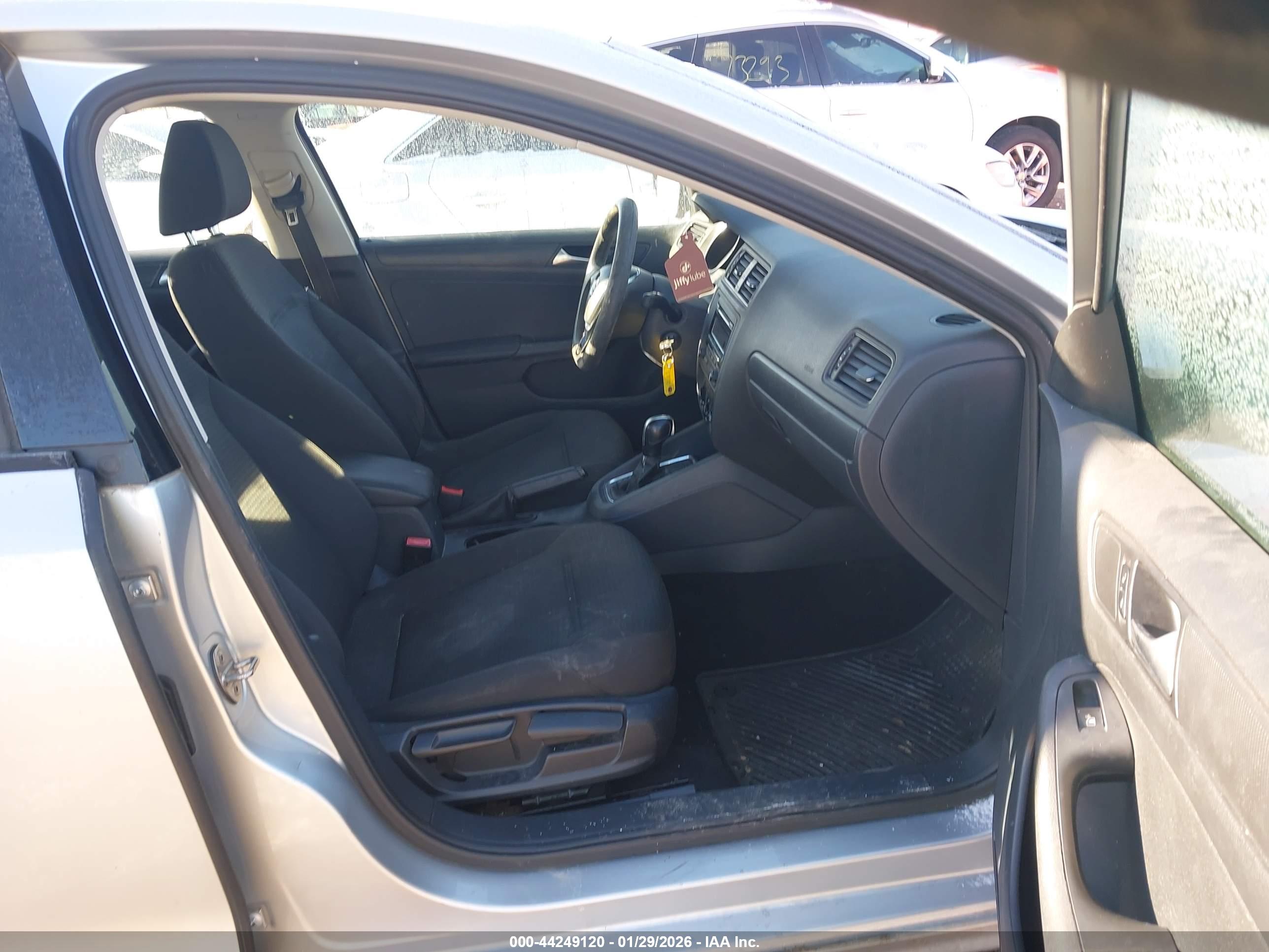 VOLKSWAGEN JETTA image 5