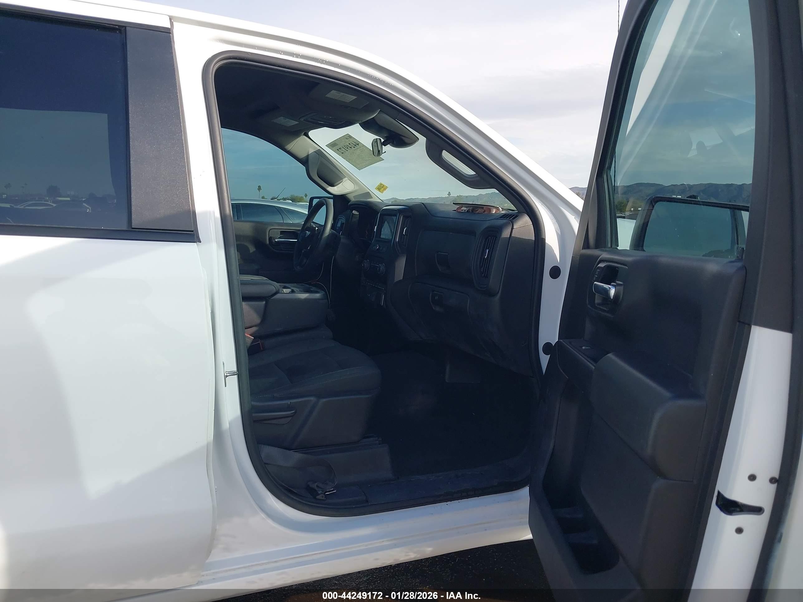 CHEVROLET SILVERADO image 5