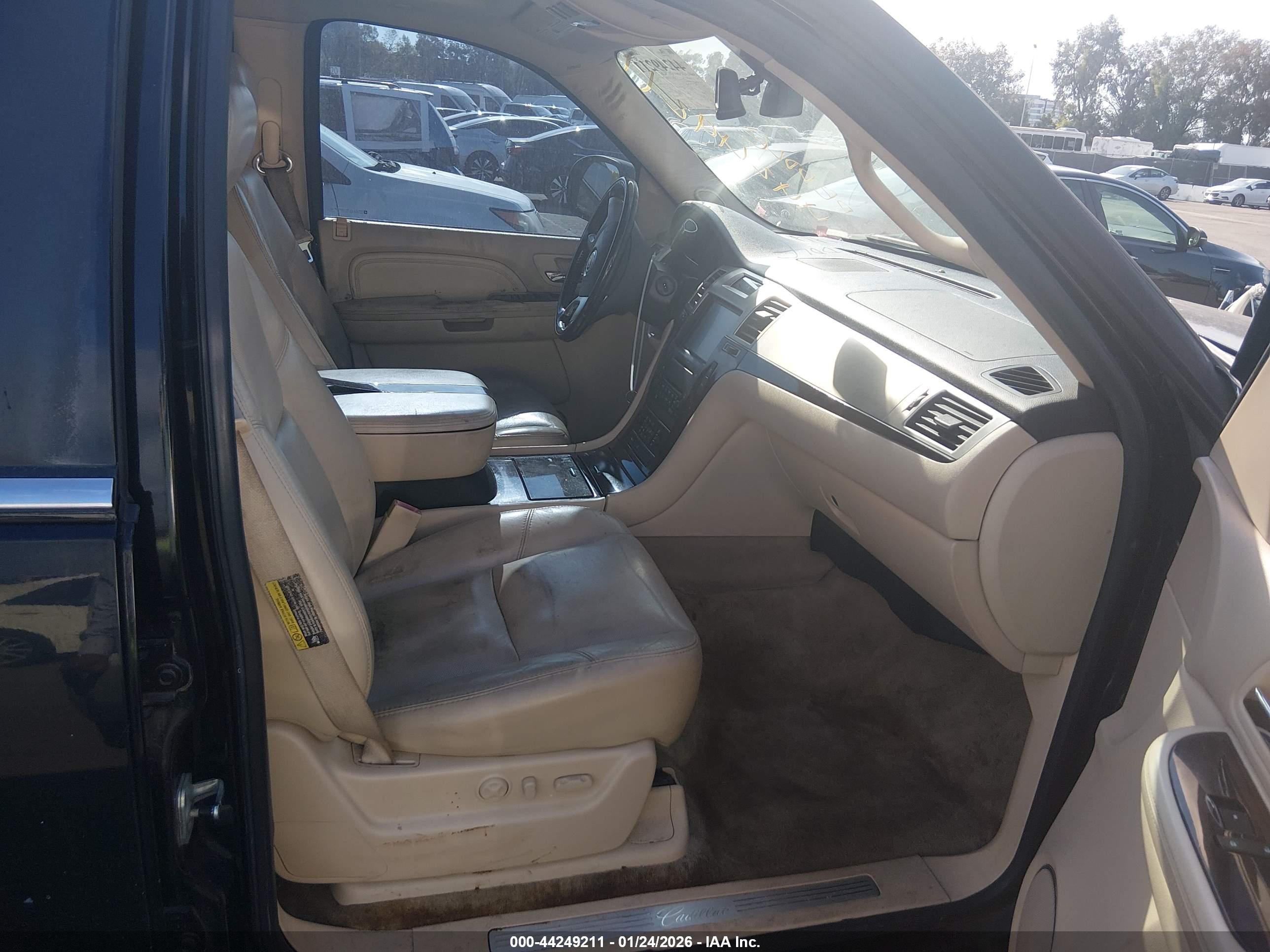 CADILLAC ESCALADE image 5