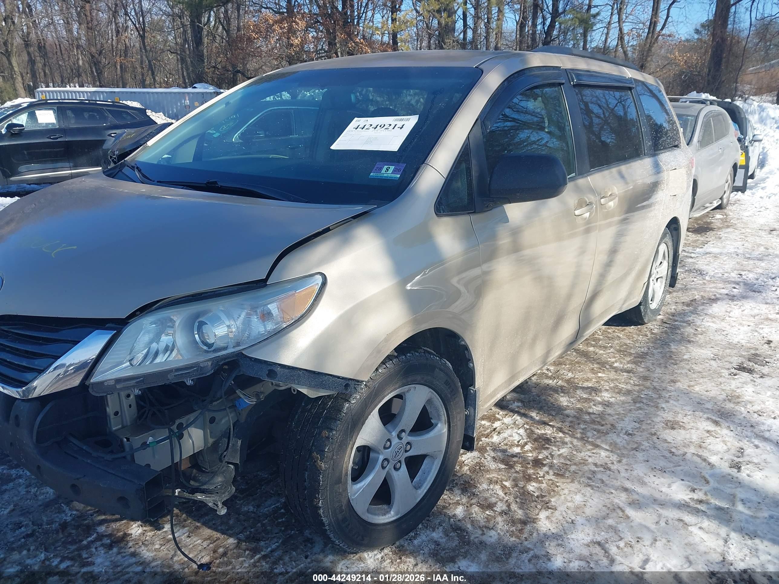 TOYOTA SIENNA image 2
