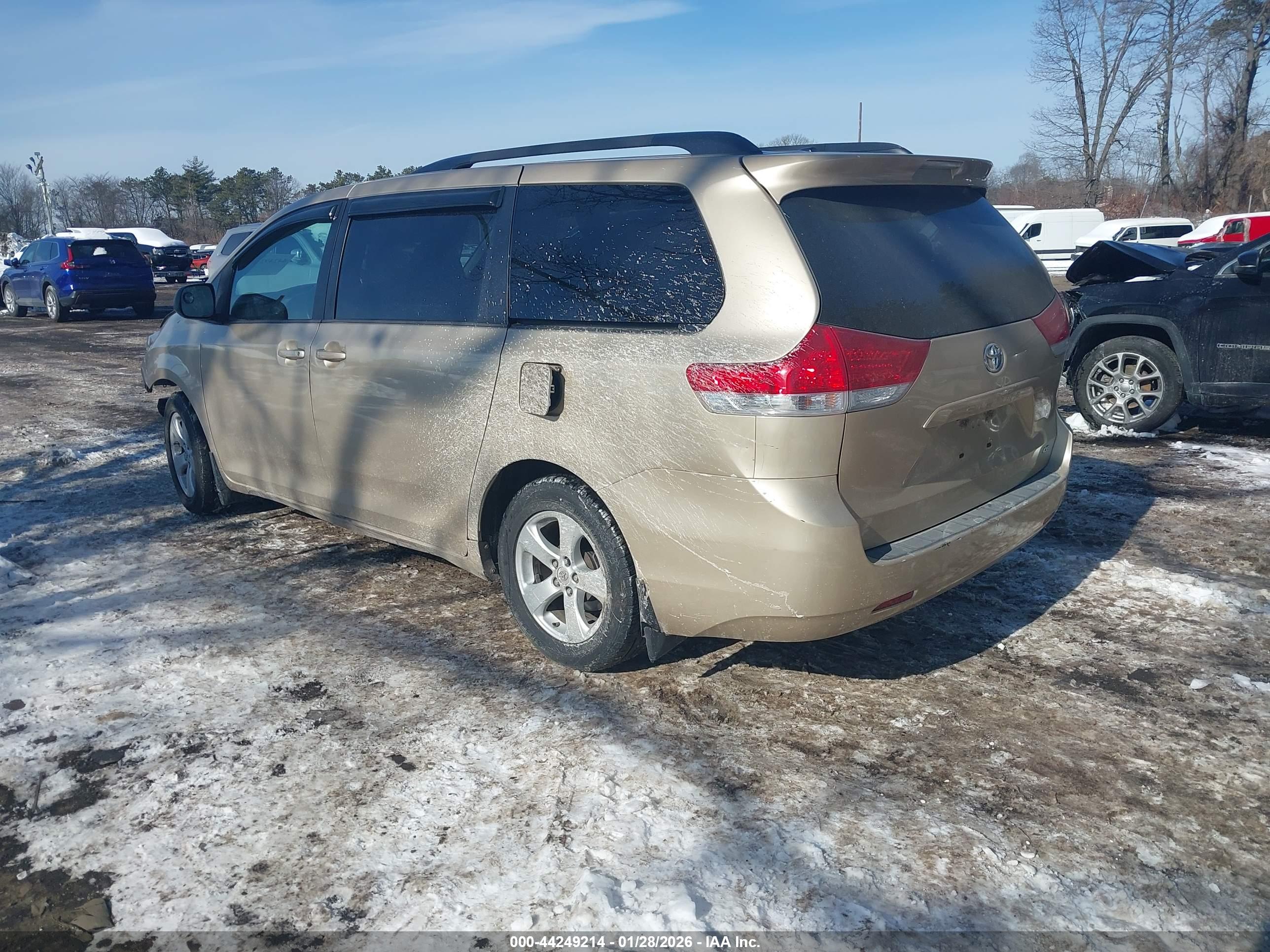 TOYOTA SIENNA image 3
