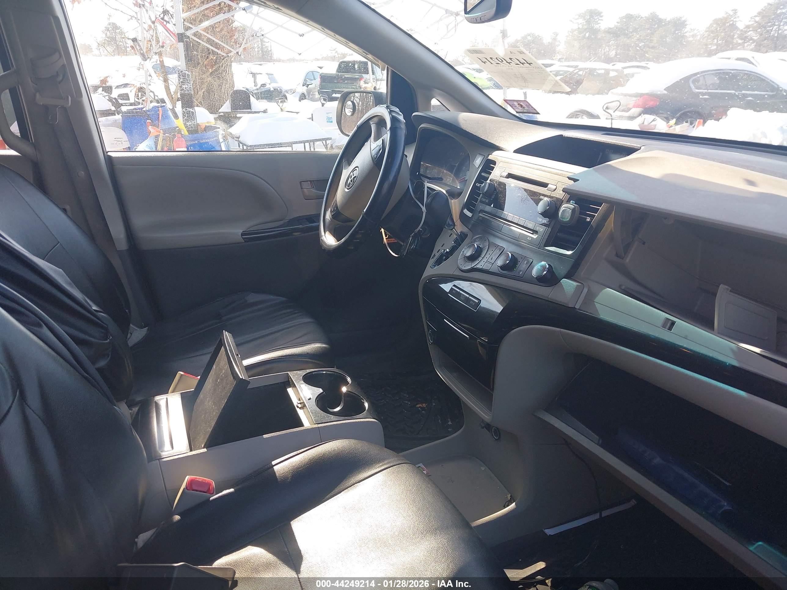 TOYOTA SIENNA image 5
