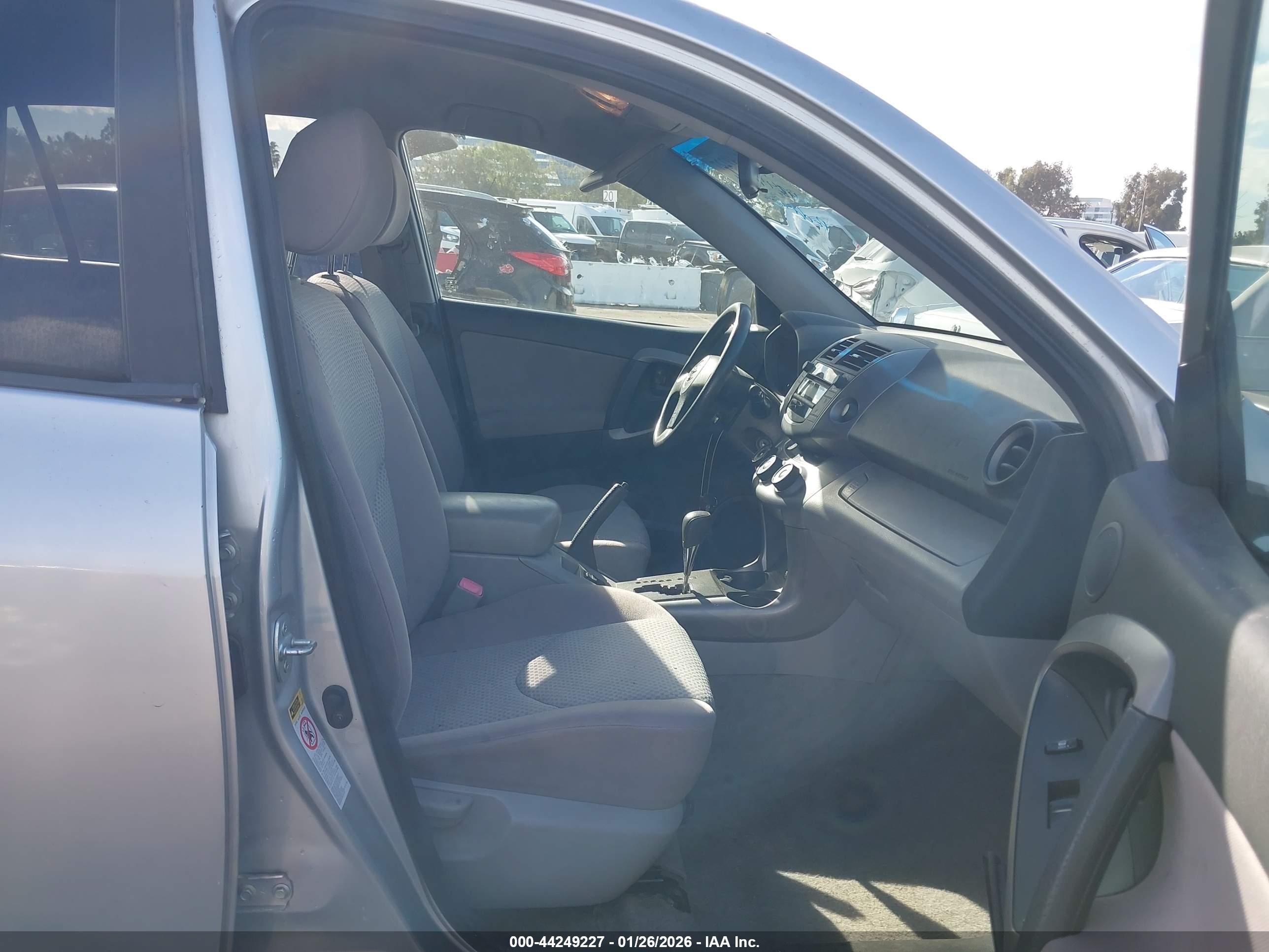 TOYOTA RAV4 image 5