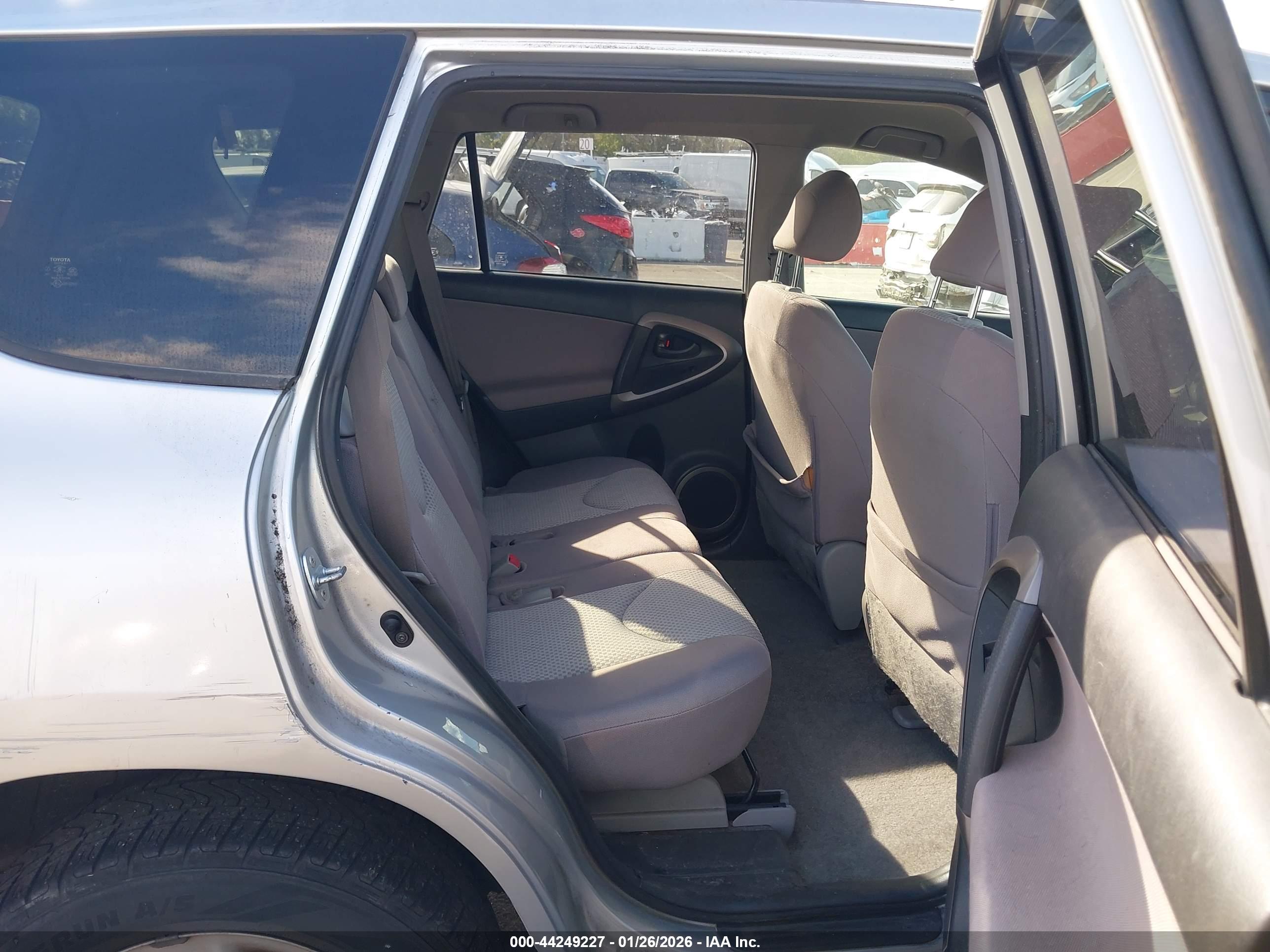 TOYOTA RAV4 image 8