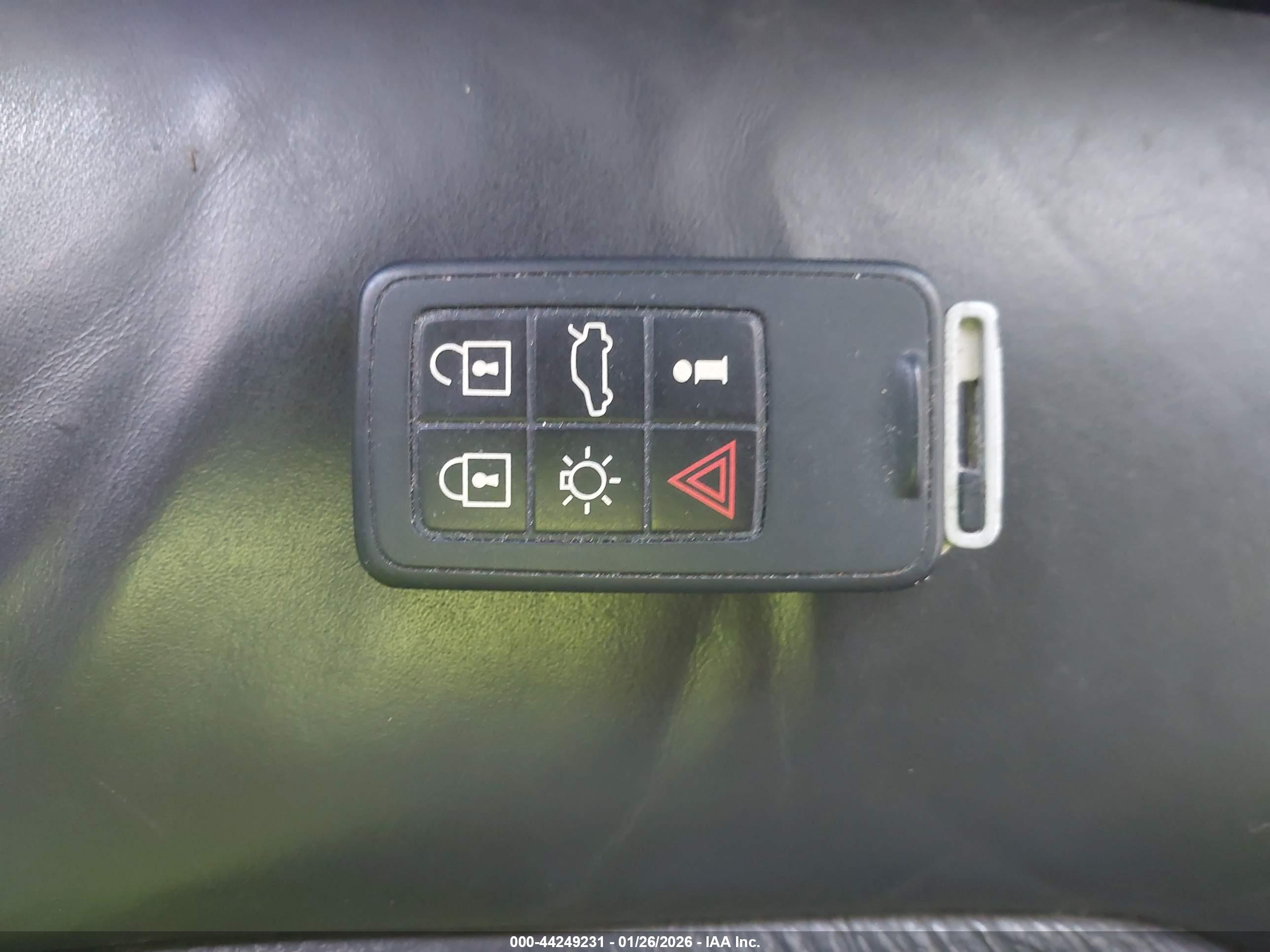 VOLVO XC70 image 11