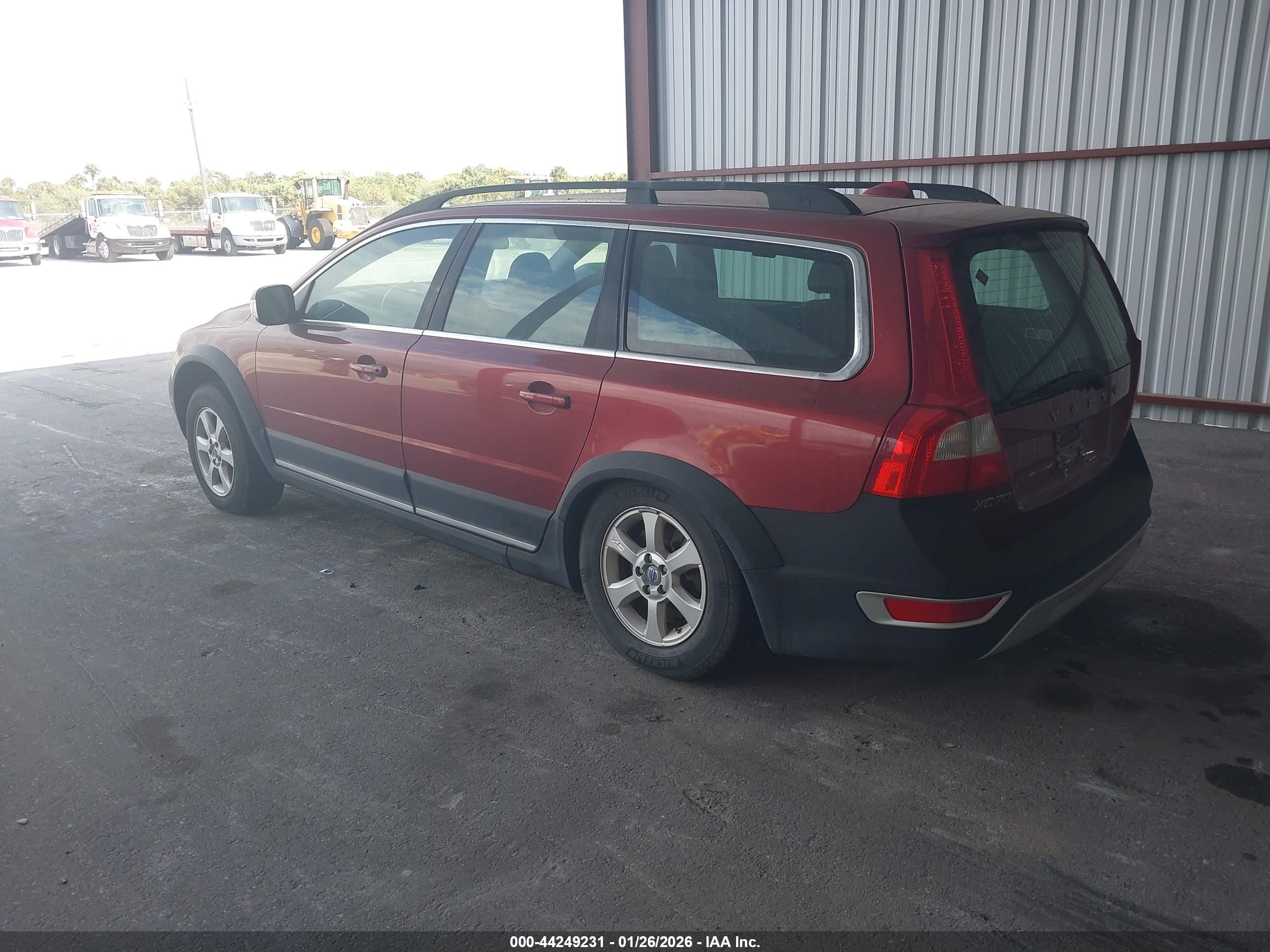 VOLVO XC70 image 3