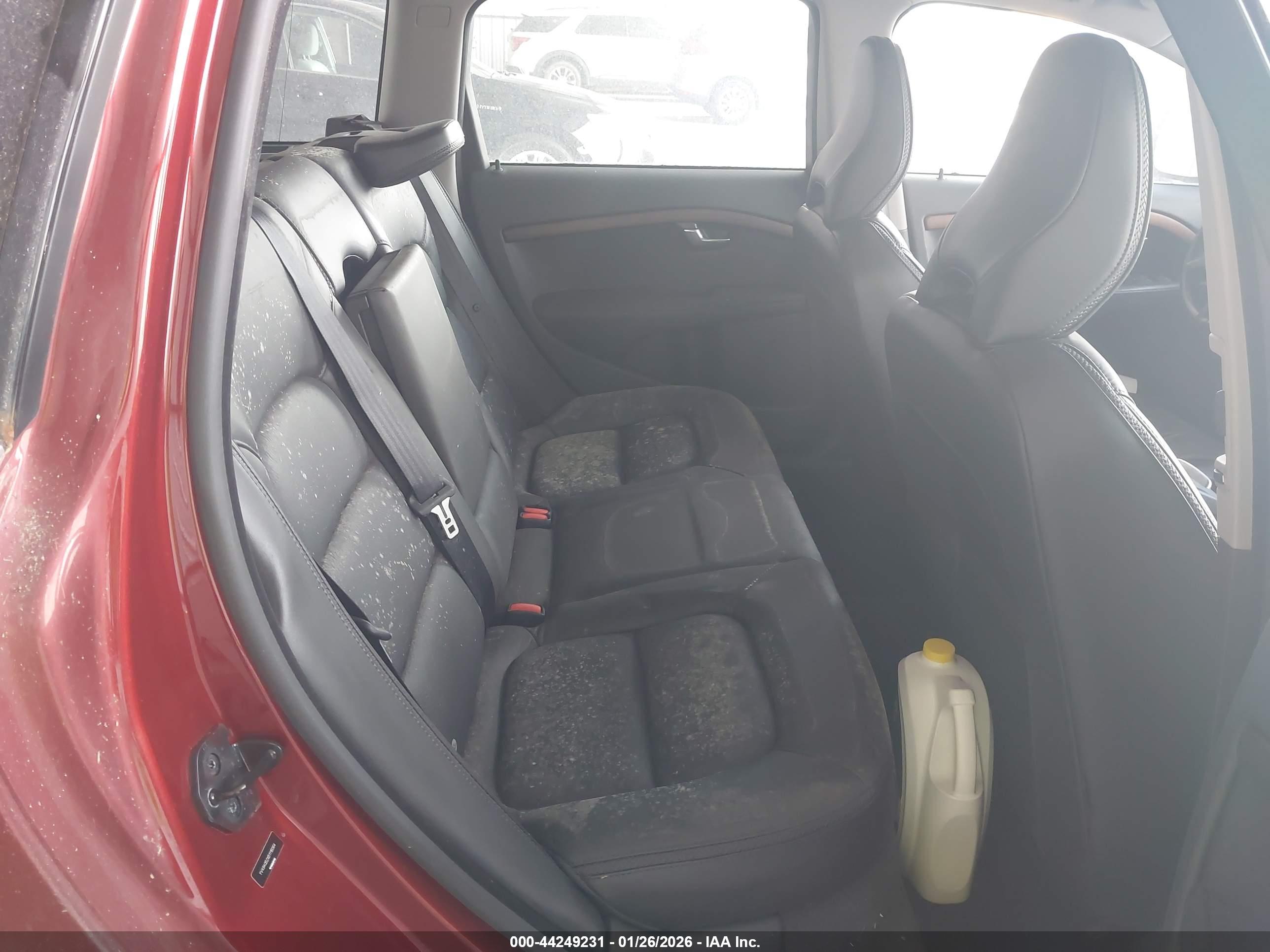 VOLVO XC70 image 8
