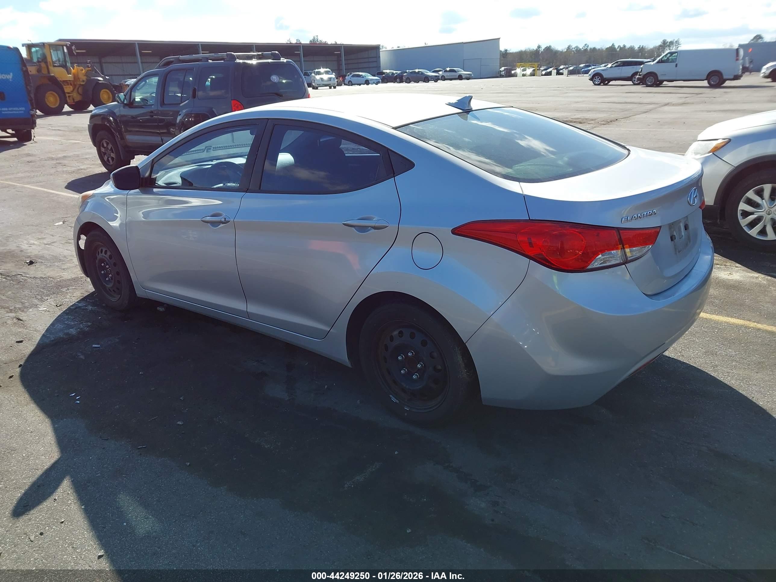 HYUNDAI ELANTRA image 3