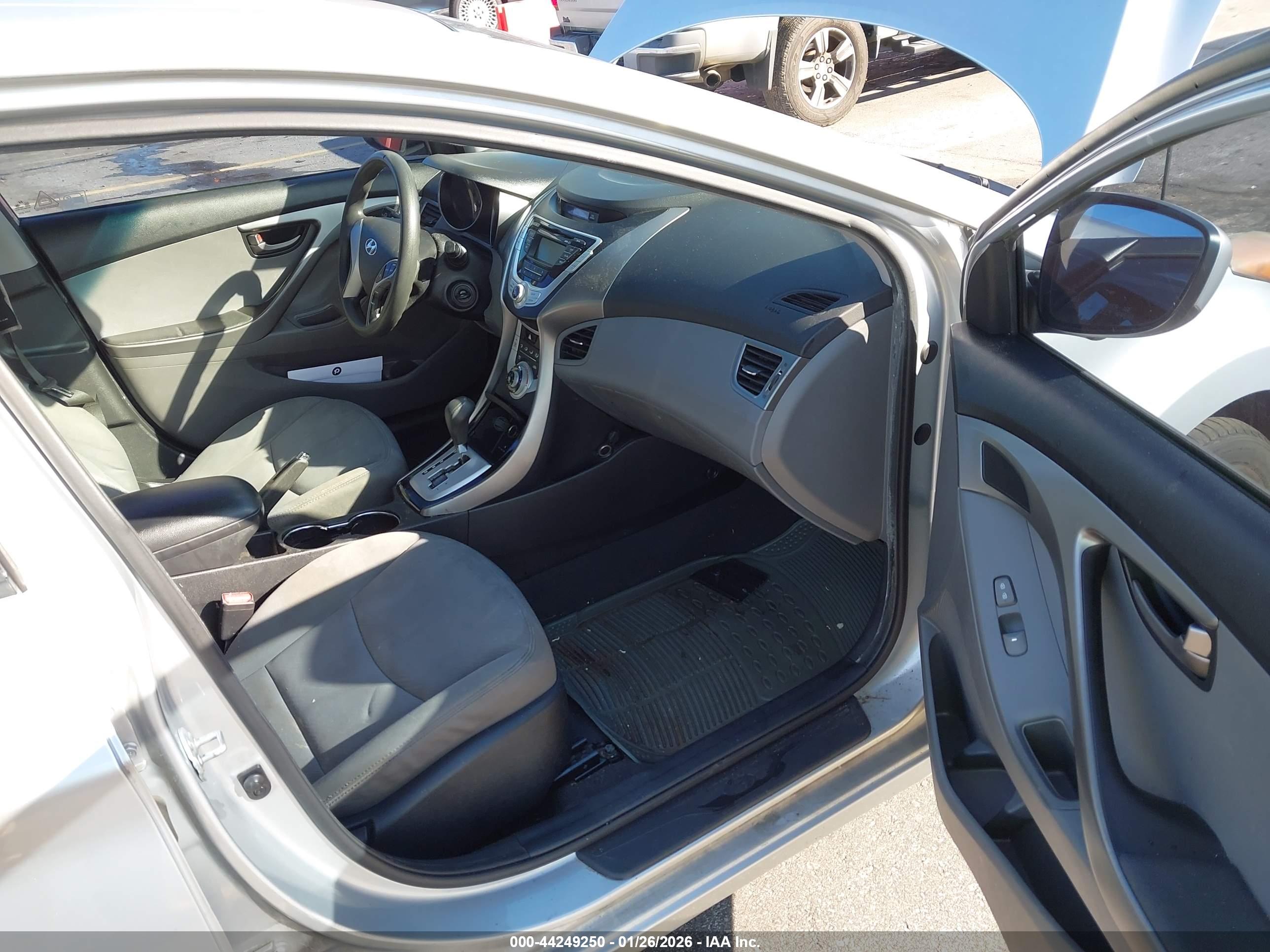 HYUNDAI ELANTRA image 5
