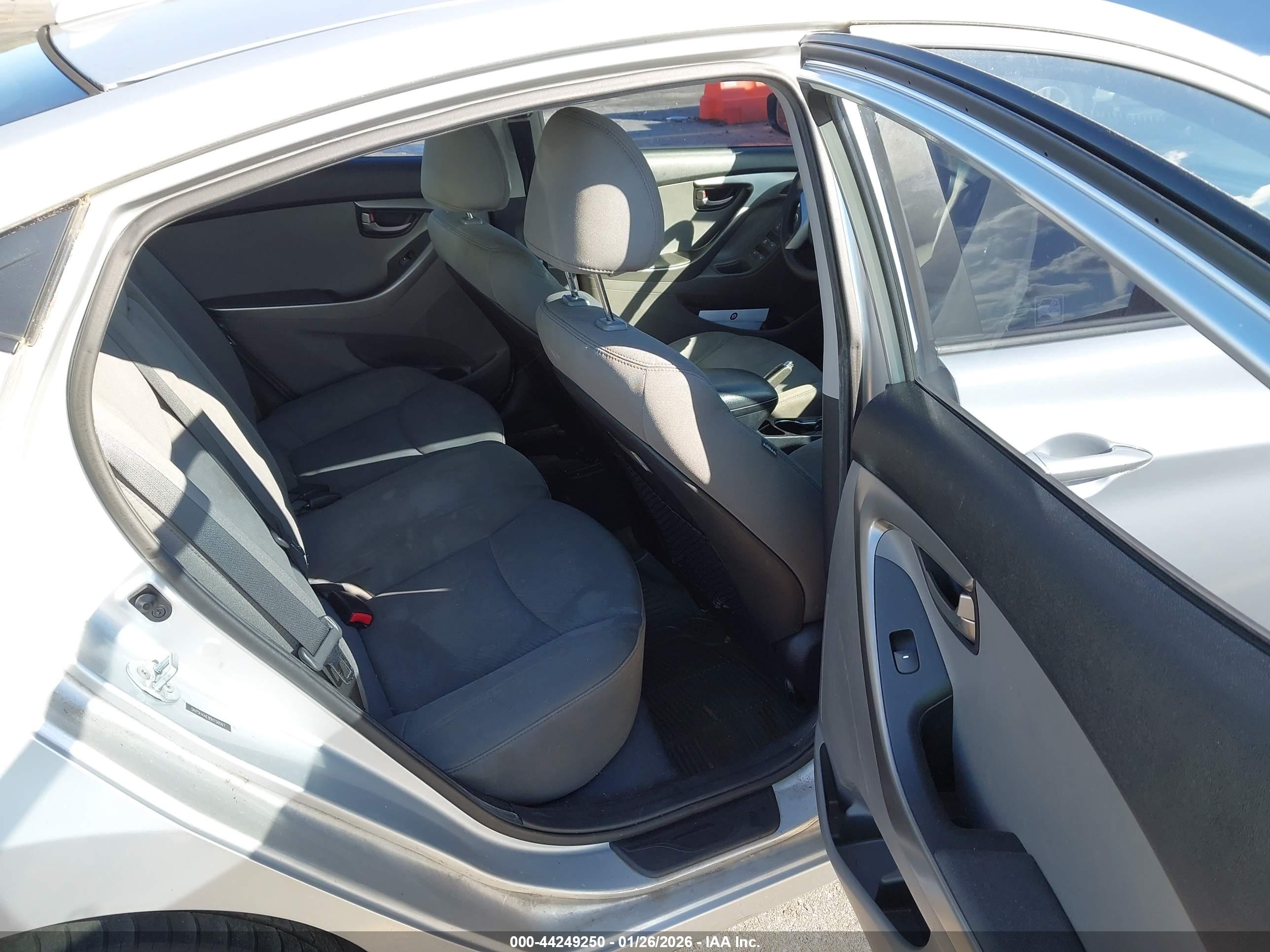 HYUNDAI ELANTRA image 8
