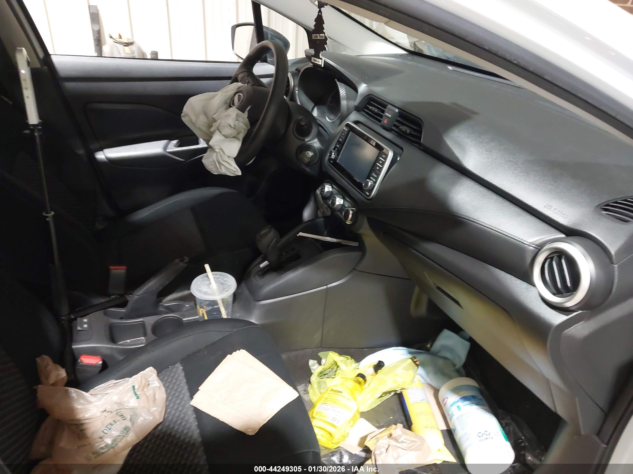 NISSAN VERSA image 5