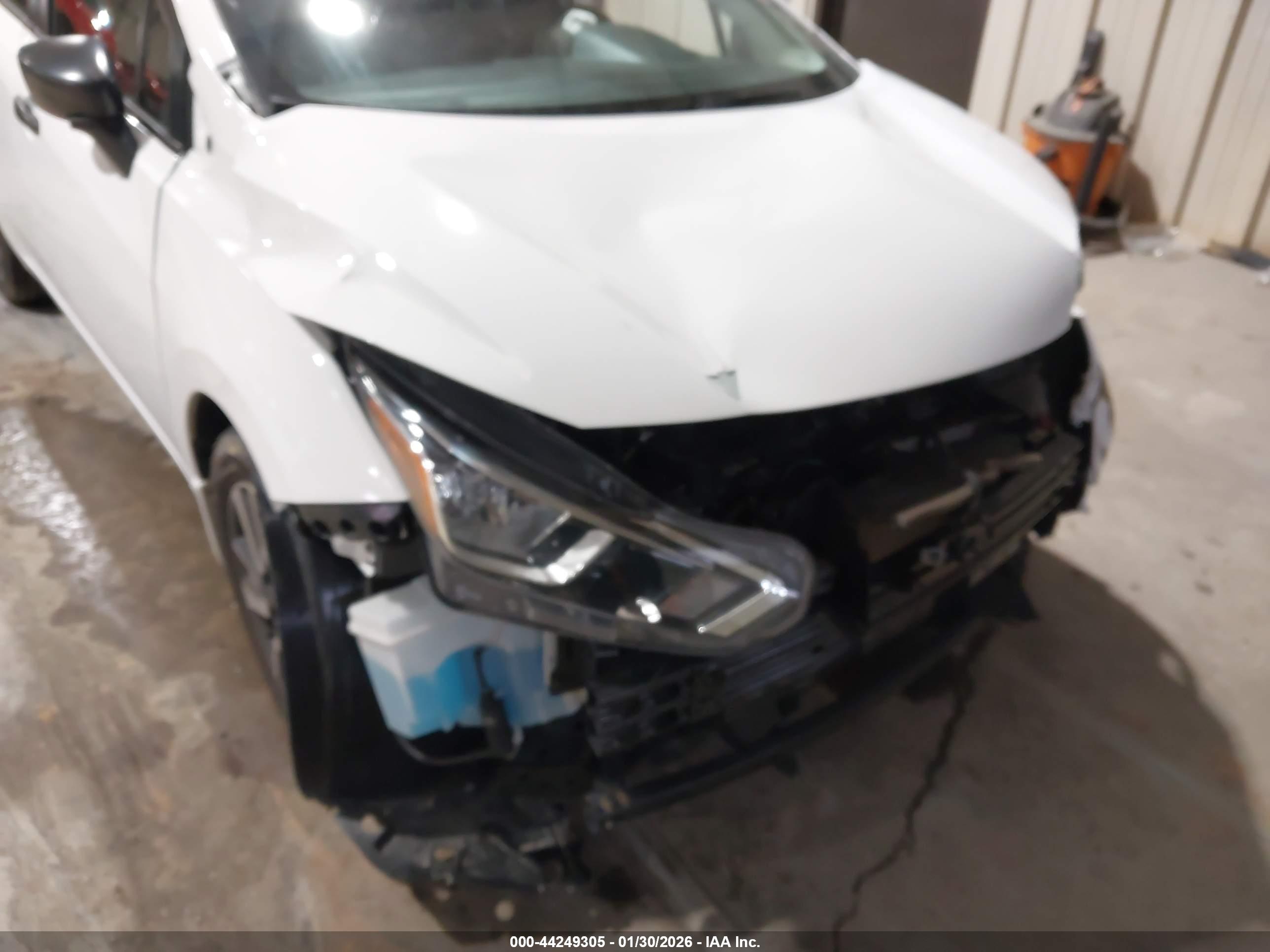NISSAN VERSA image 6