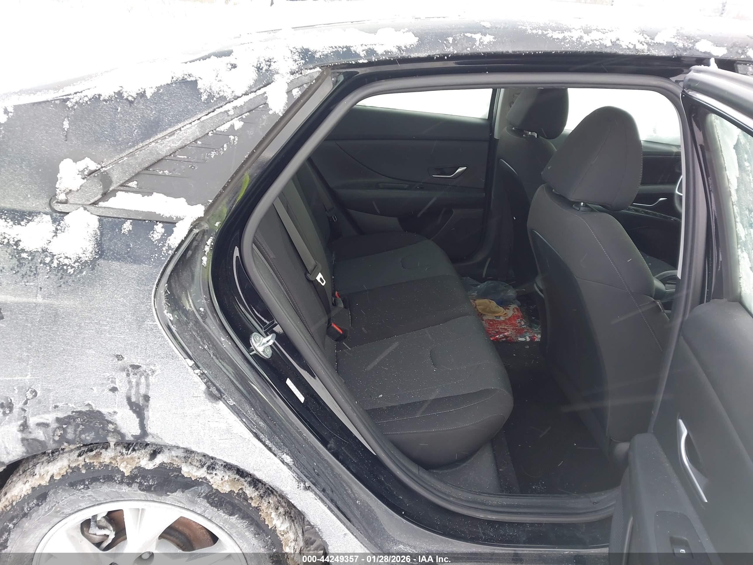 HYUNDAI ELANTRA image 8