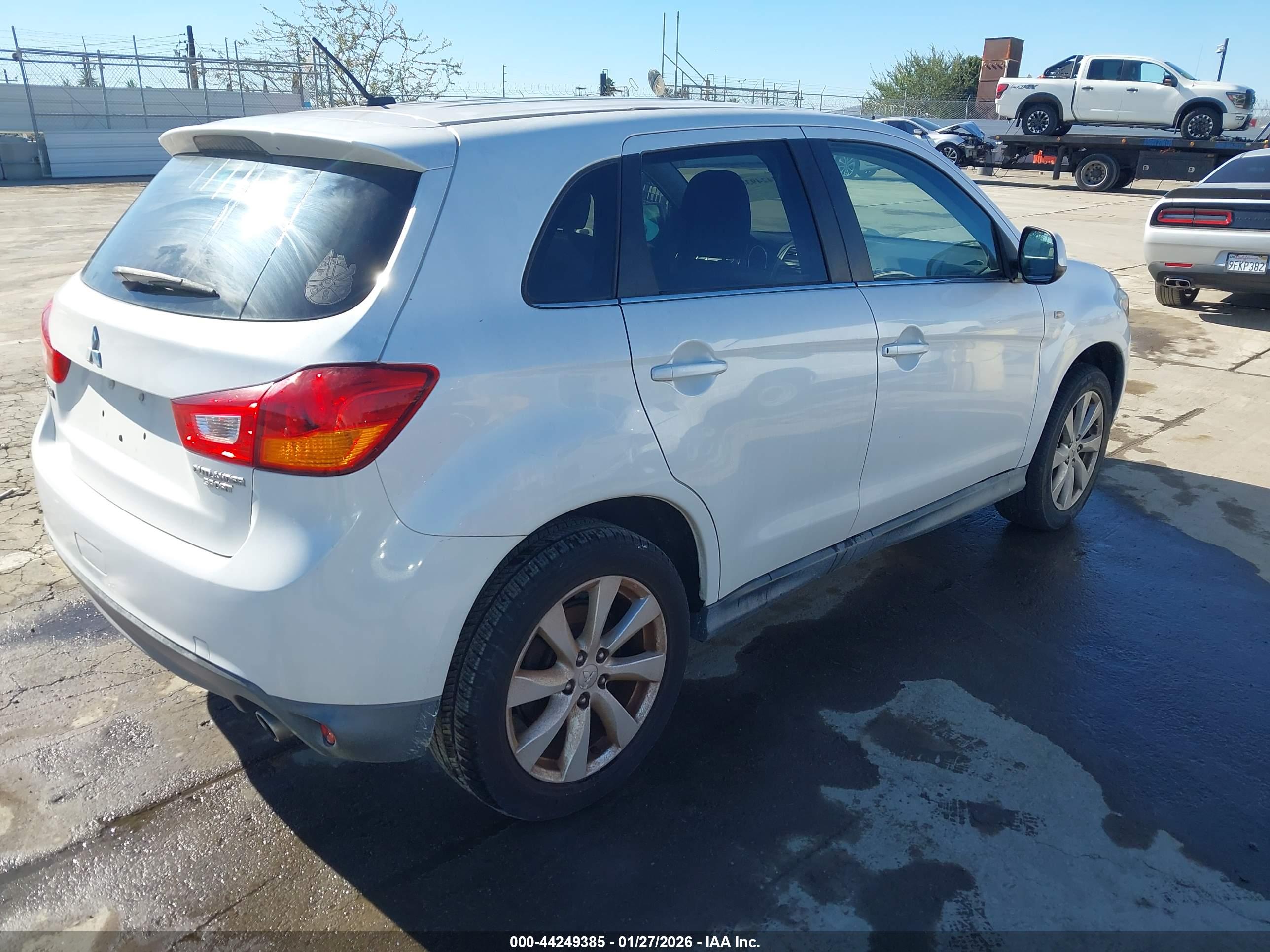 MITSUBISHI OUTLANDER image 4