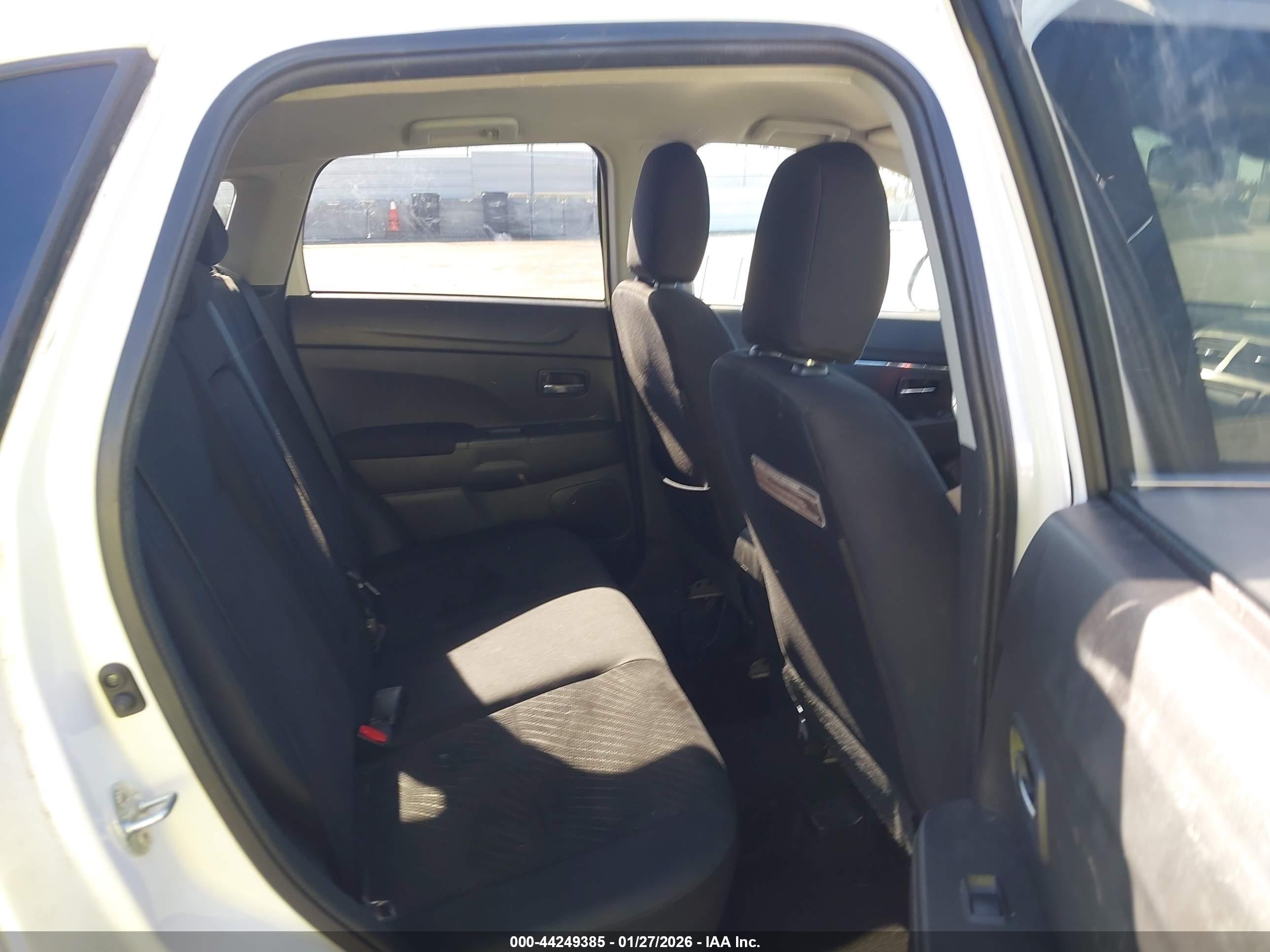 MITSUBISHI OUTLANDER image 8