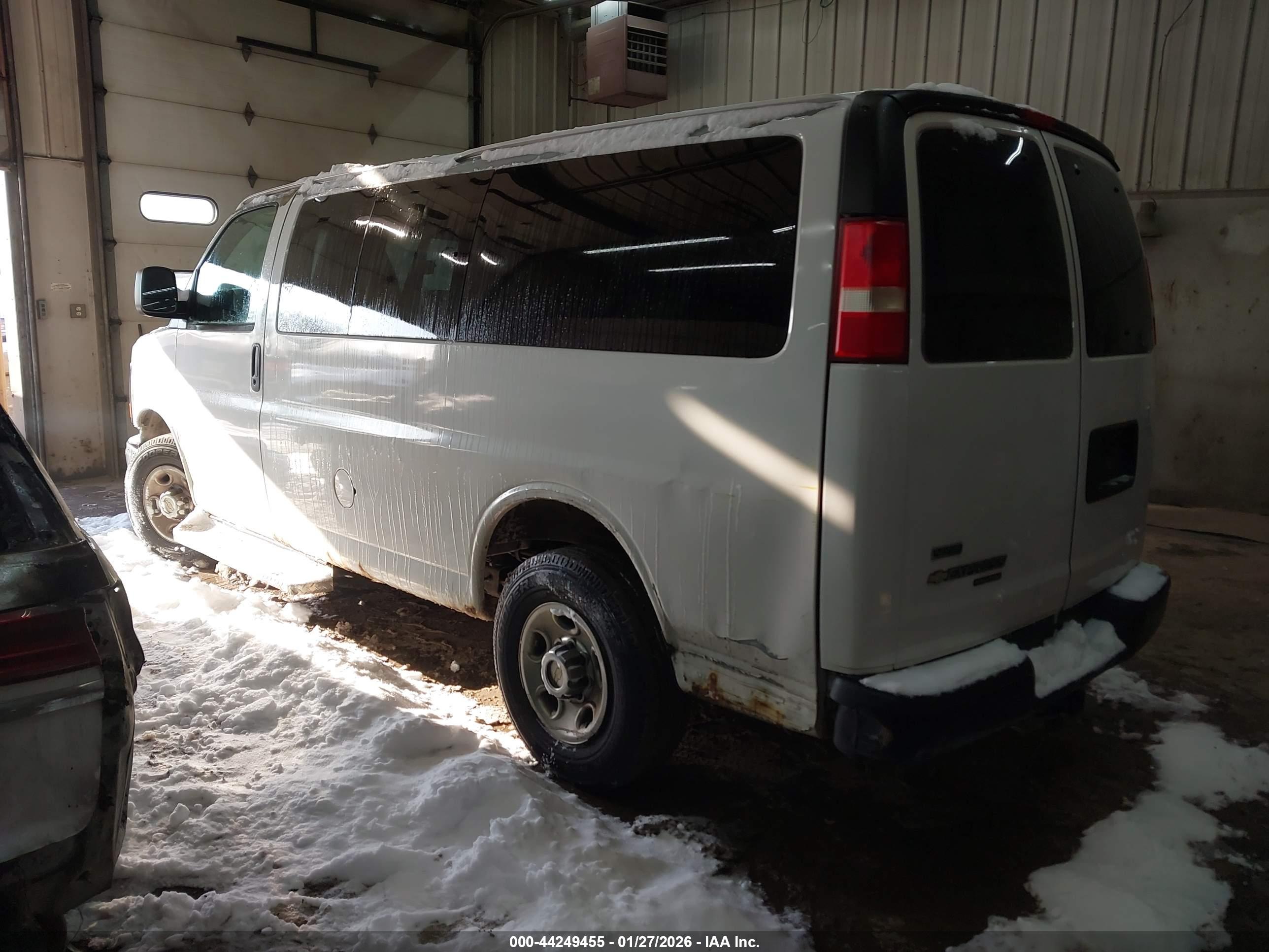 CHEVROLET EXPRESS image 3