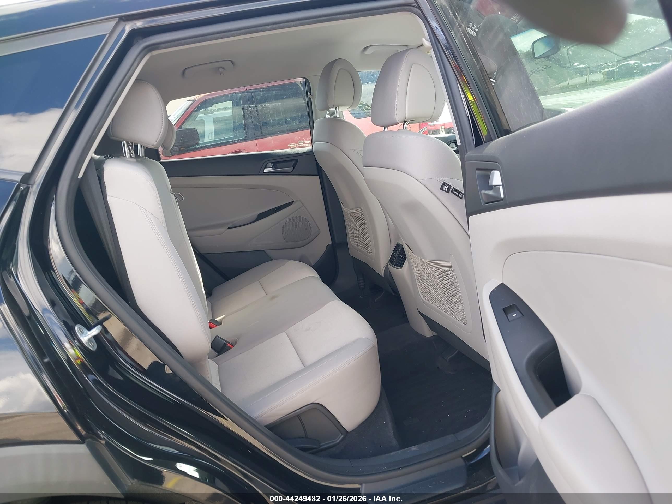 HYUNDAI TUCSON image 8
