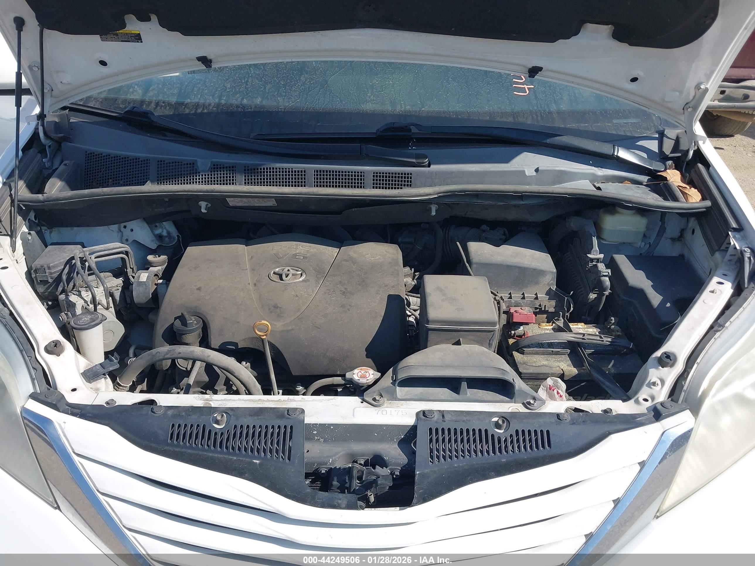 TOYOTA SIENNA image 10