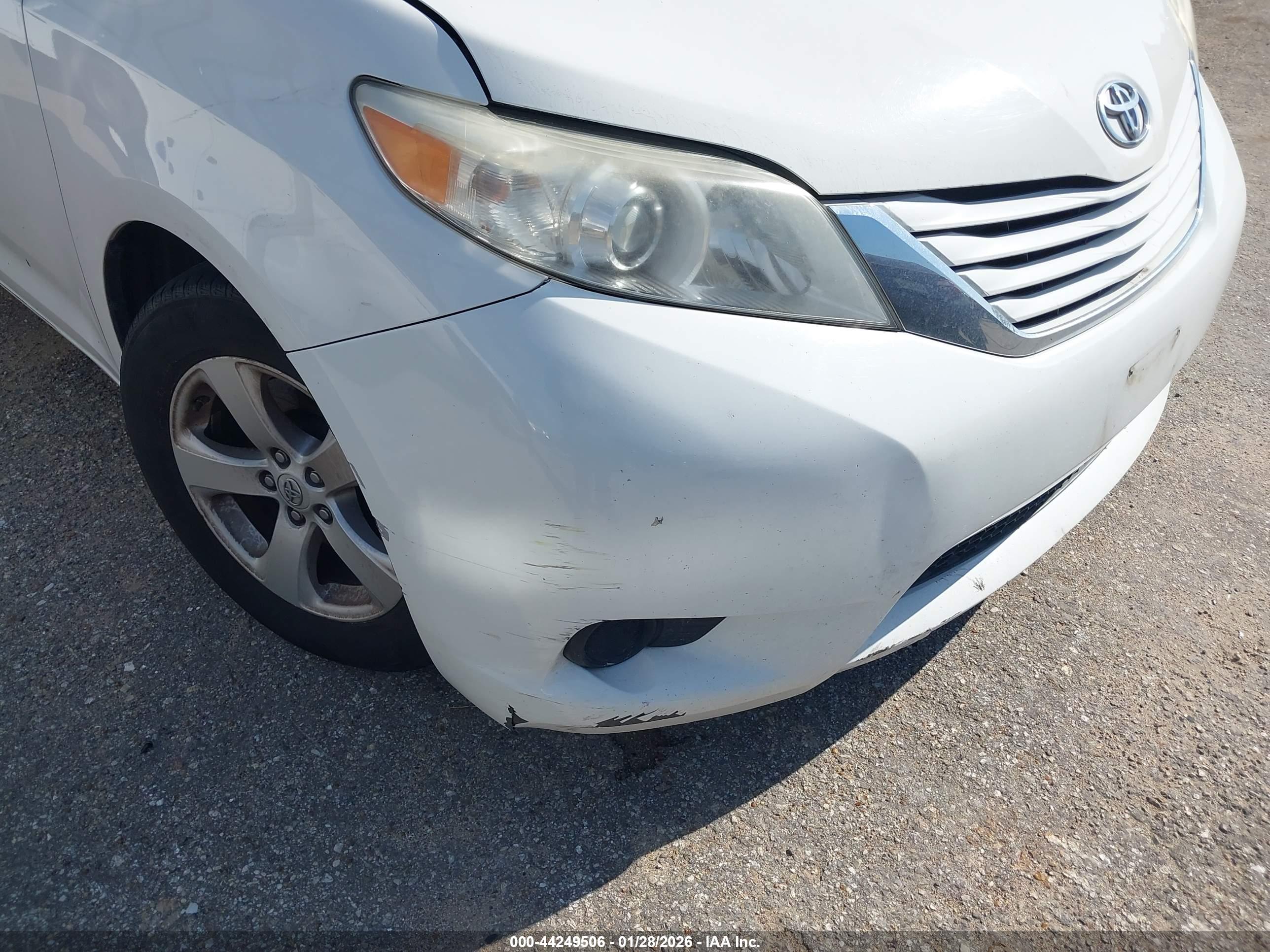 TOYOTA SIENNA image 6