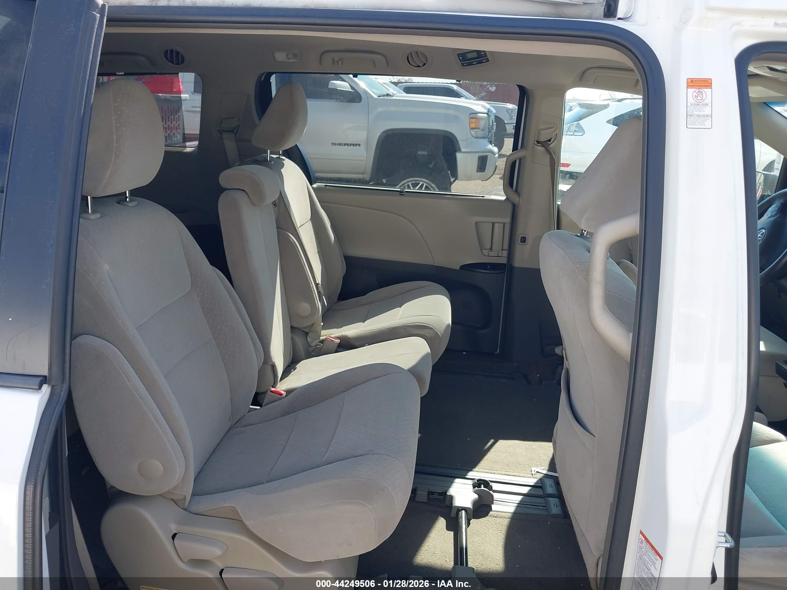 TOYOTA SIENNA image 8