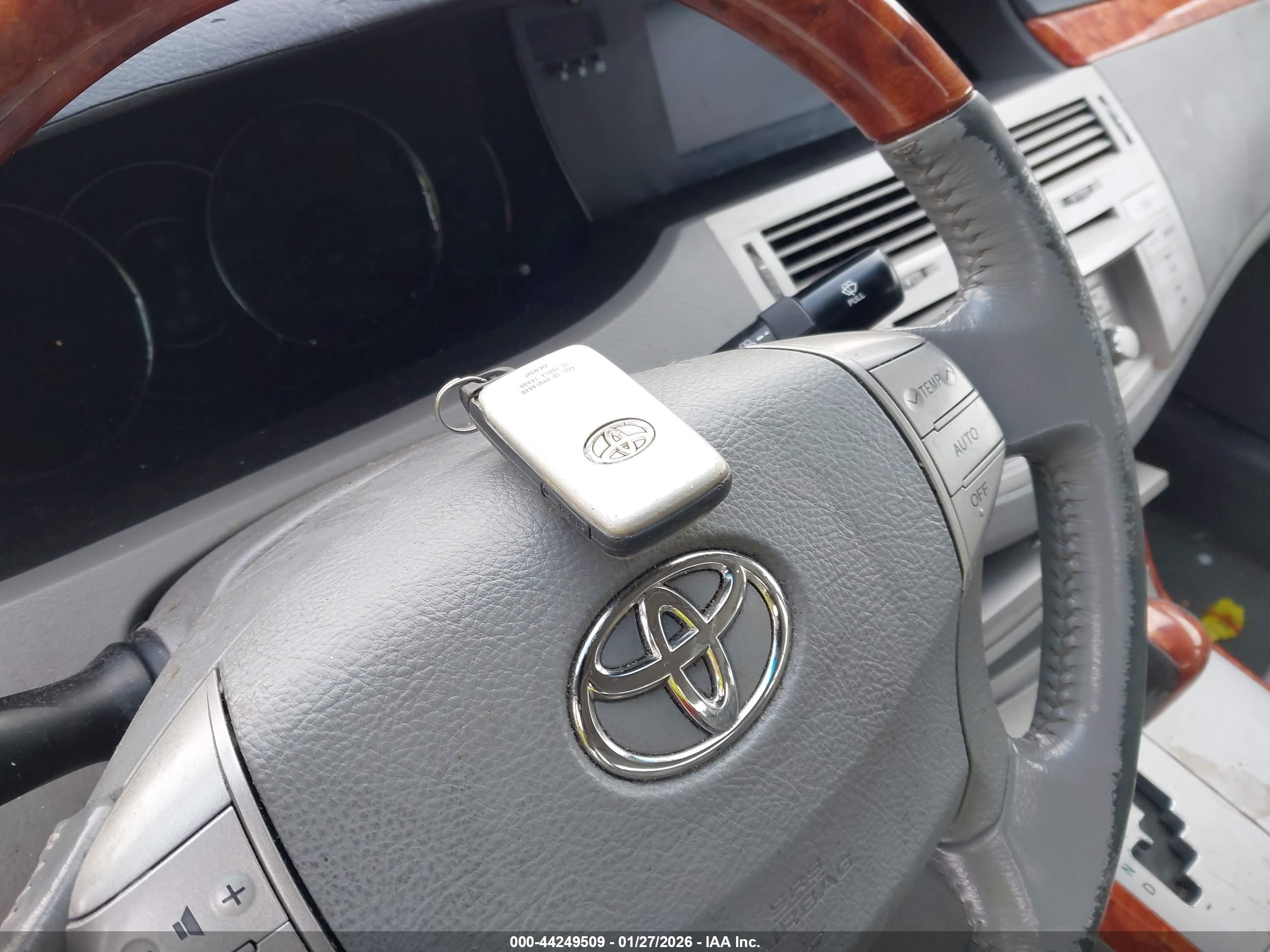 TOYOTA AVALON image 11