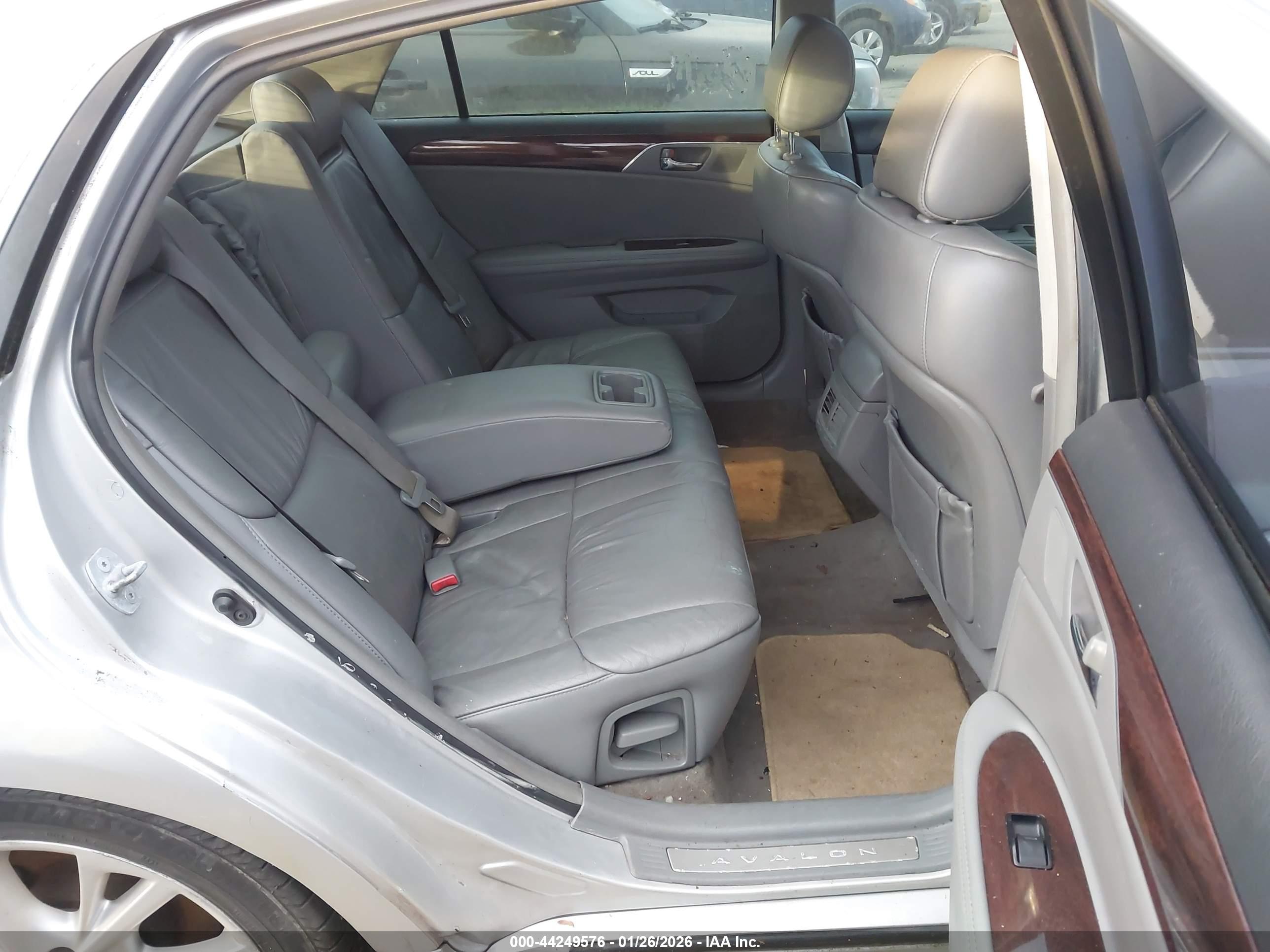 TOYOTA AVALON image 8