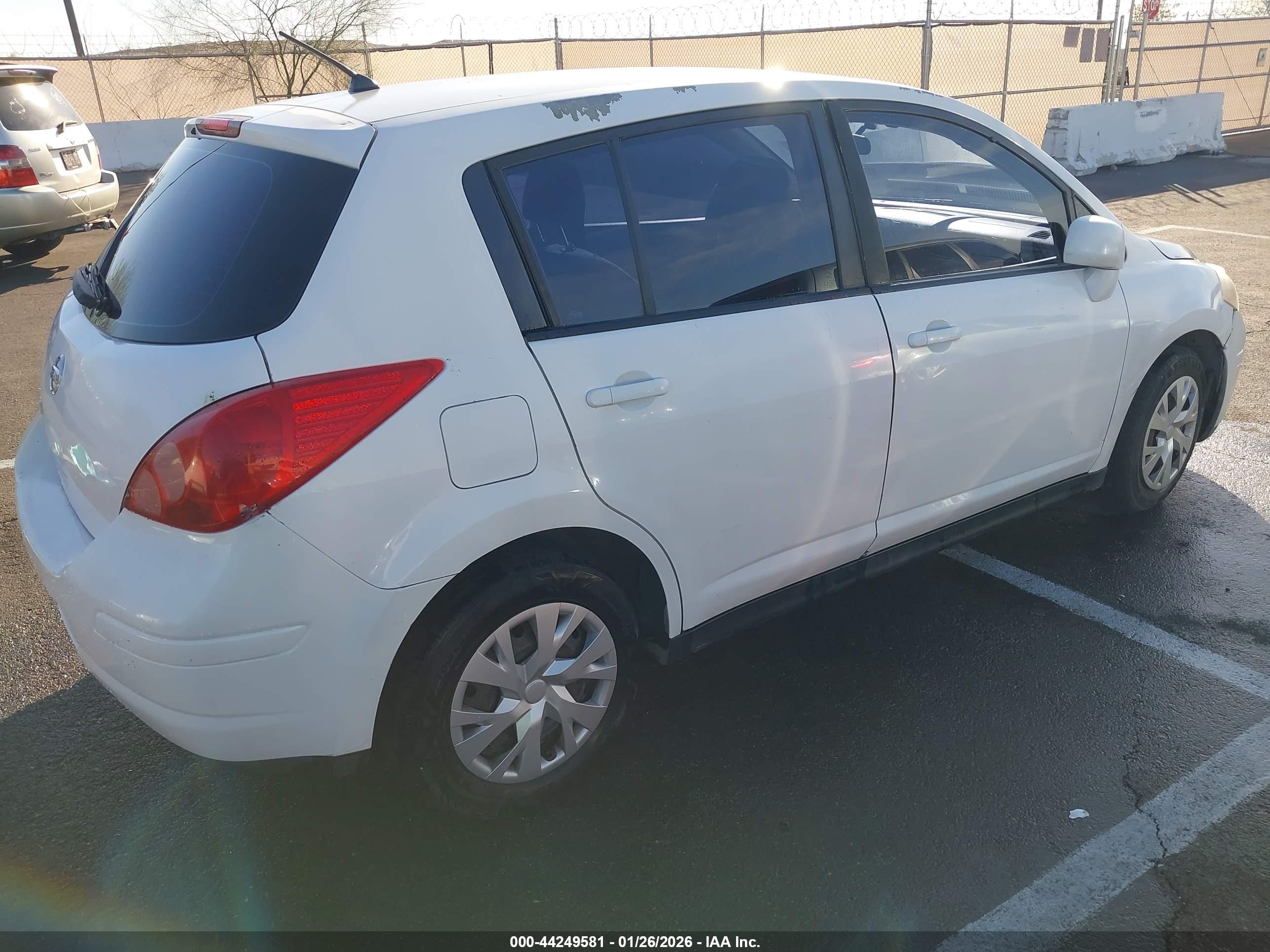 NISSAN VERSA image 4