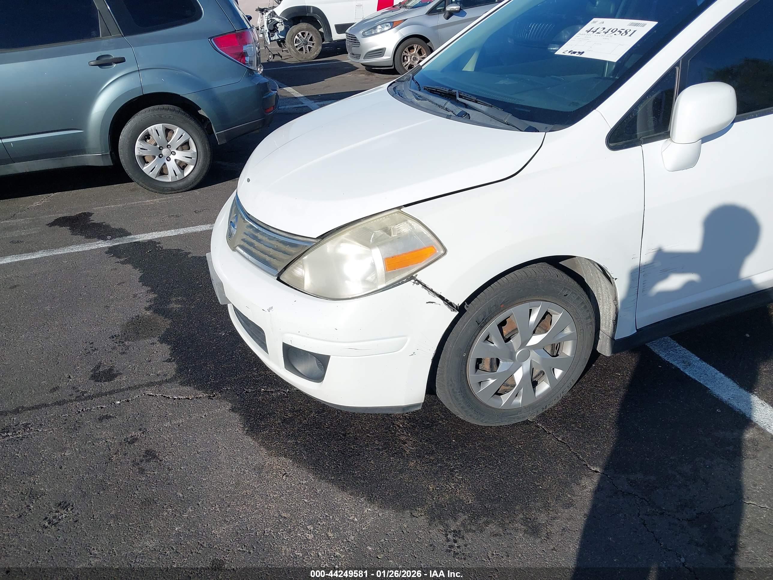 NISSAN VERSA image 6