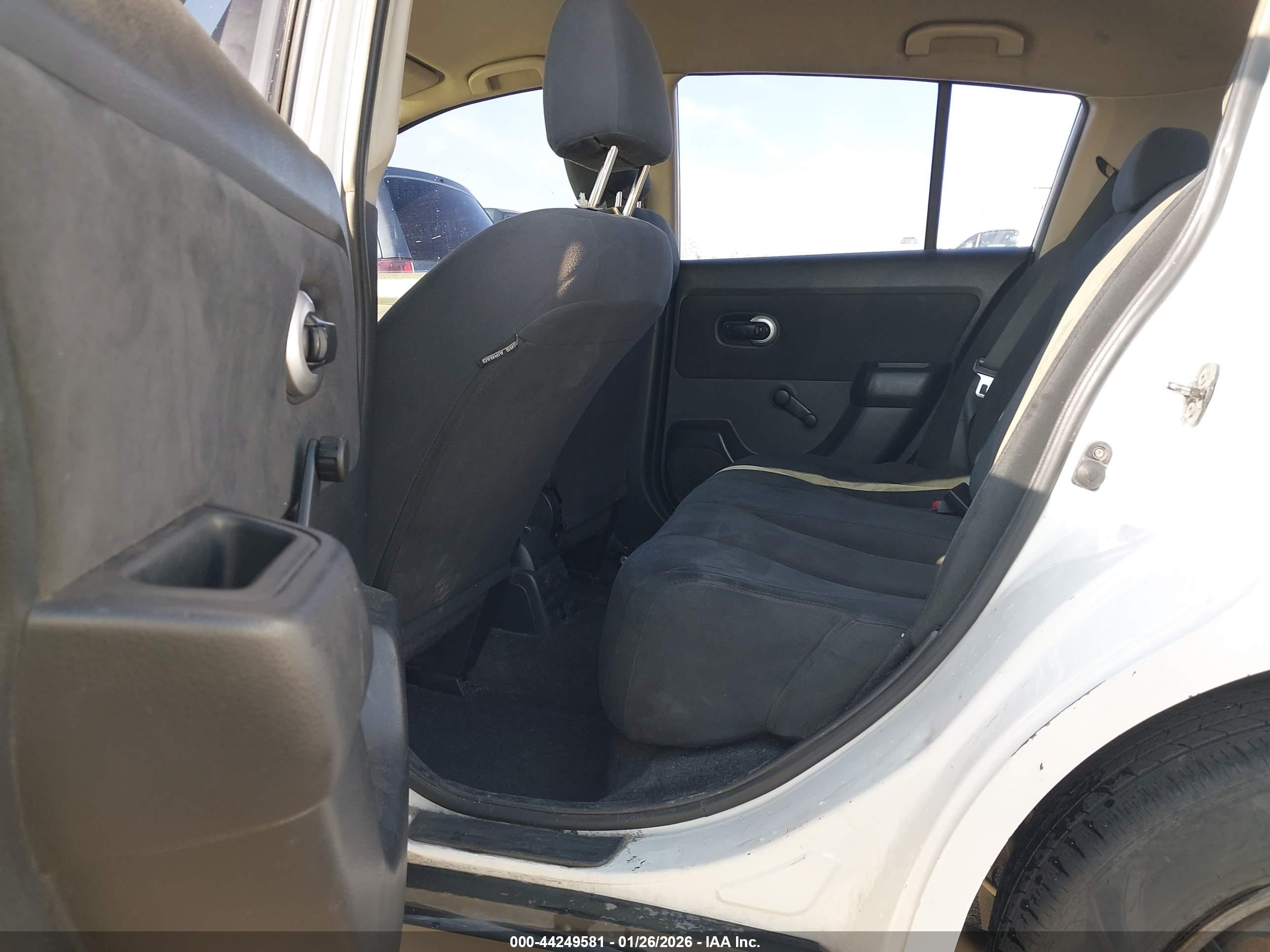 NISSAN VERSA image 8