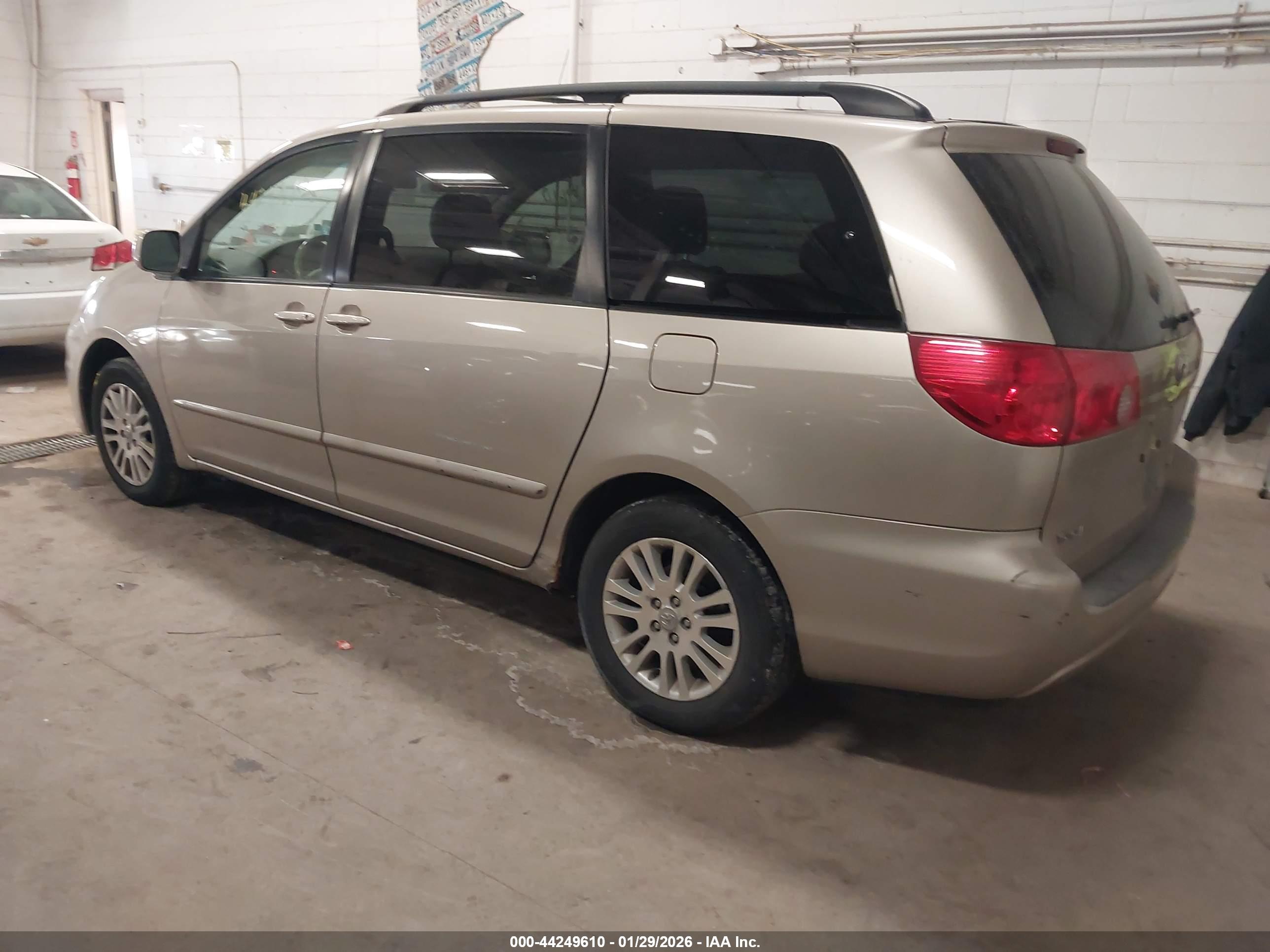 TOYOTA SIENNA image 3