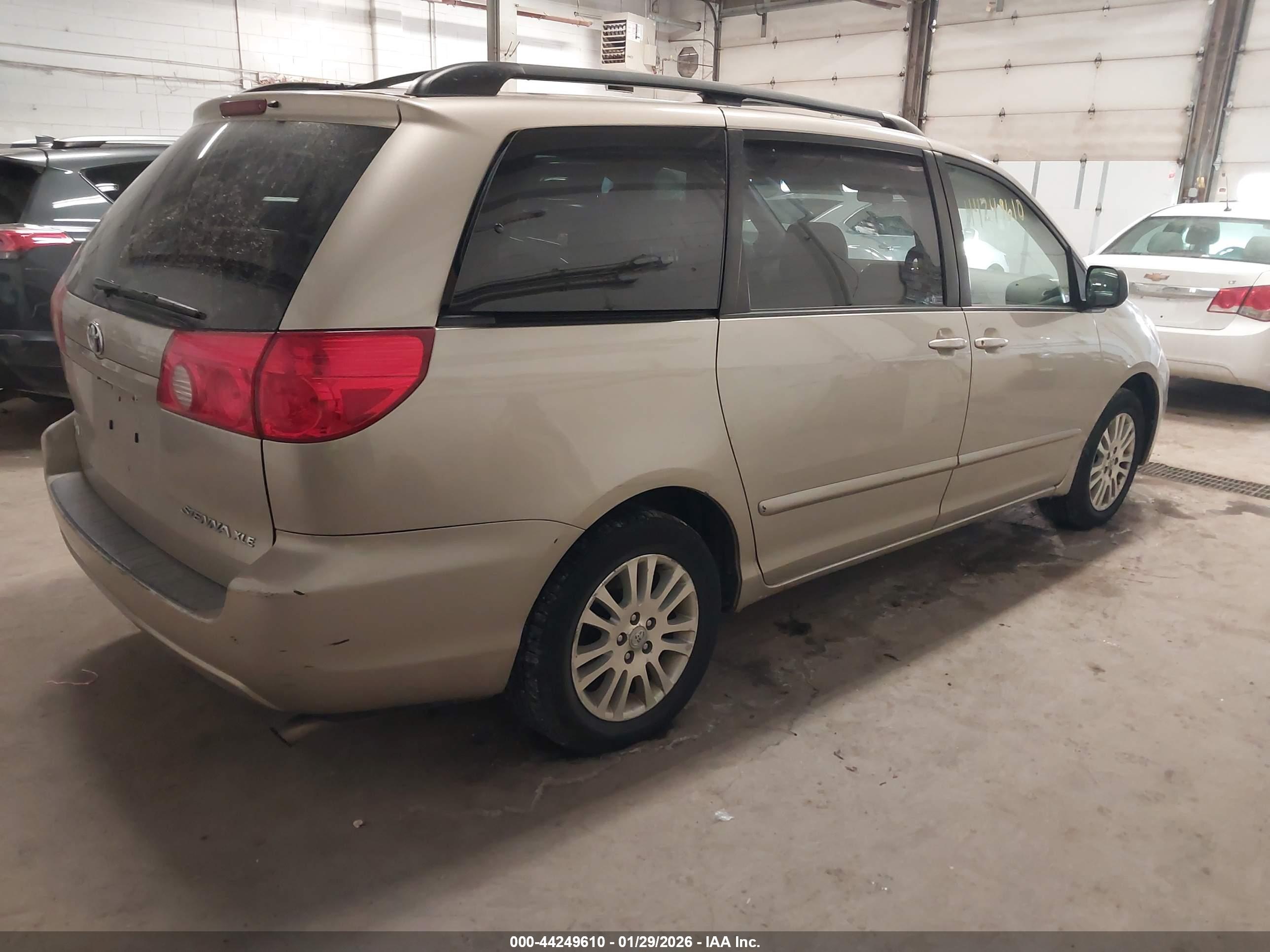 TOYOTA SIENNA image 4