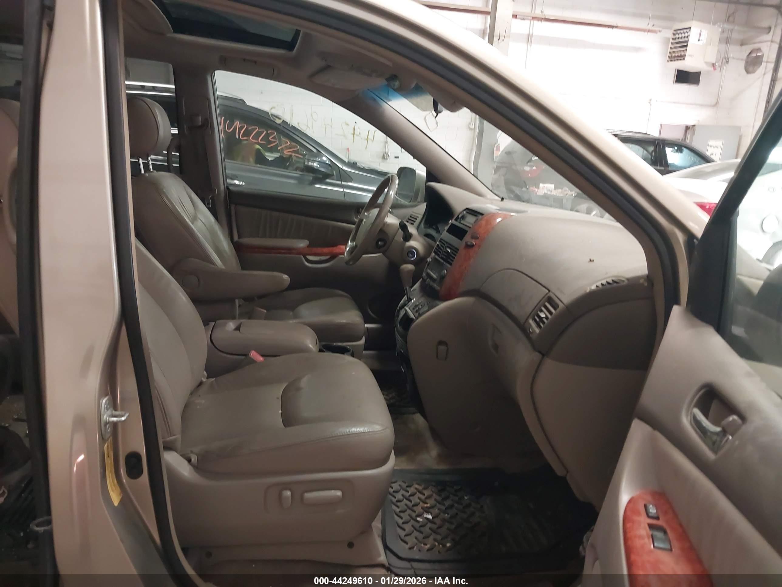 TOYOTA SIENNA image 5
