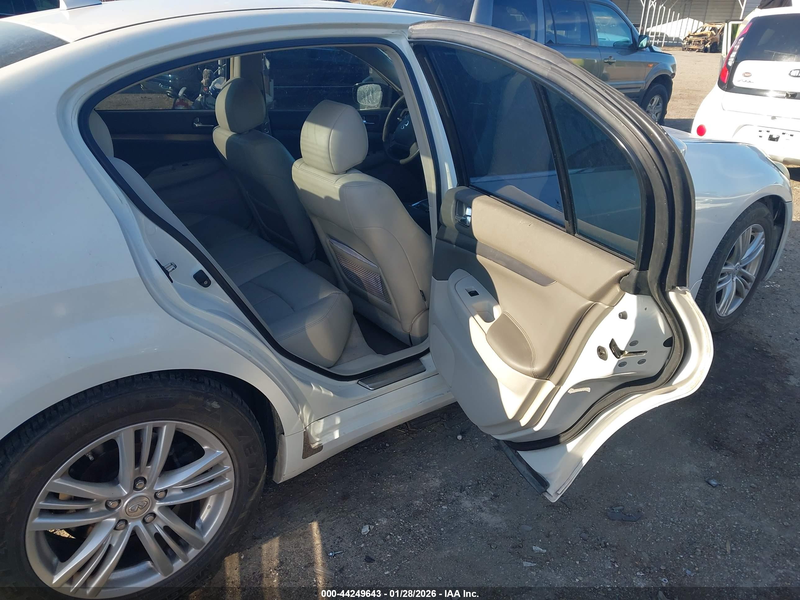 INFINITI G37 image 8