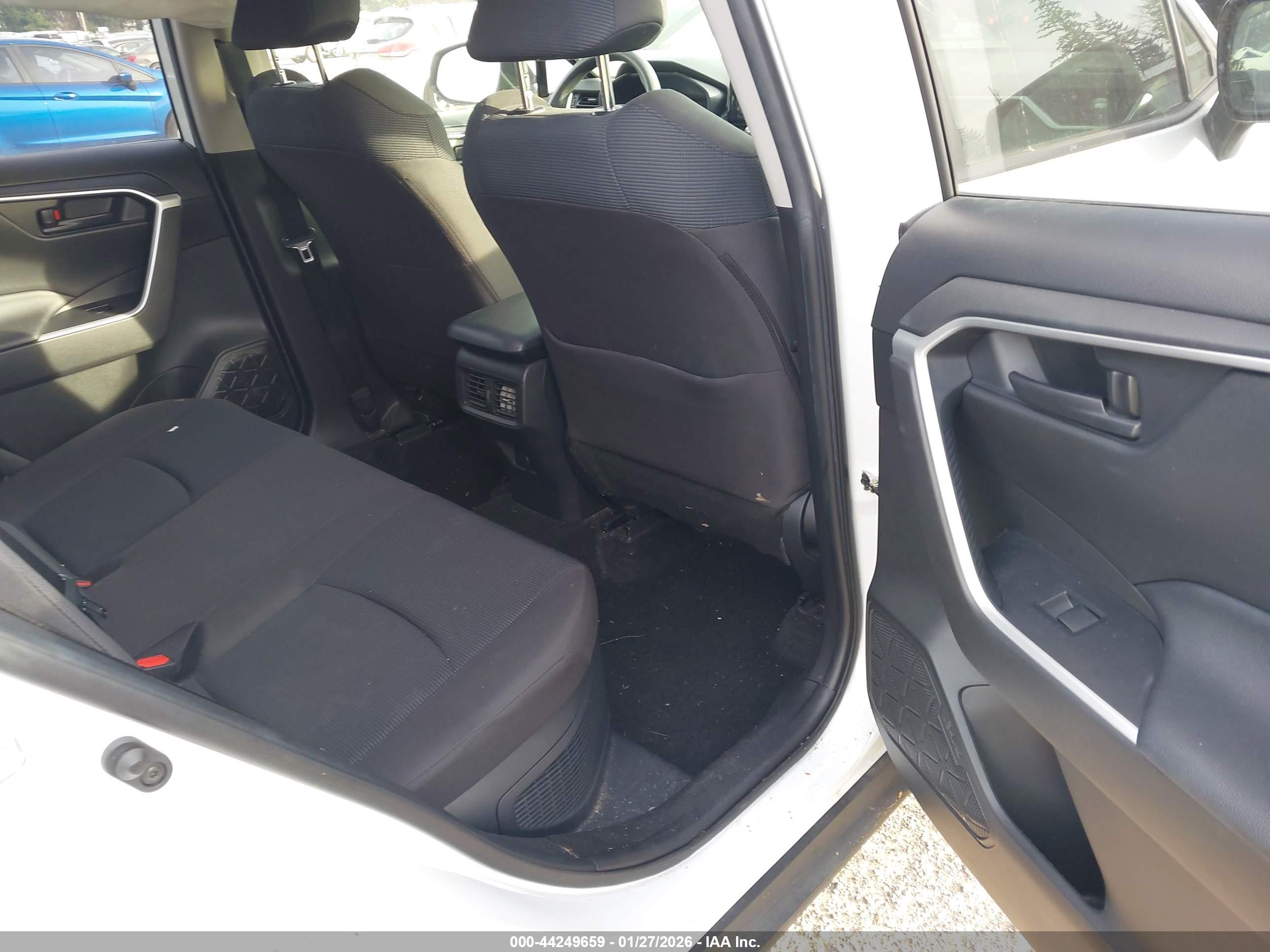 TOYOTA RAV4 image 8