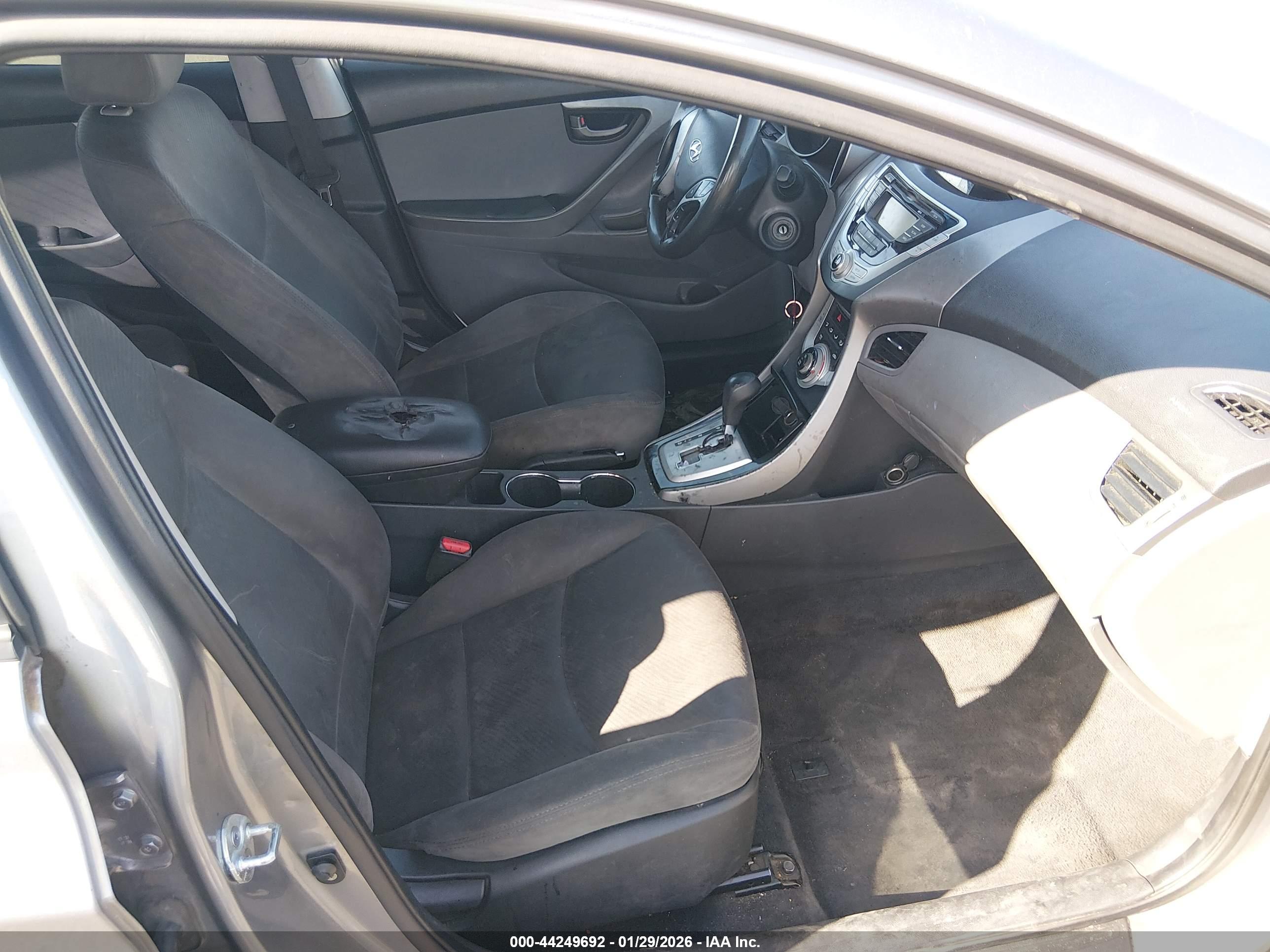 HYUNDAI ELANTRA image 5