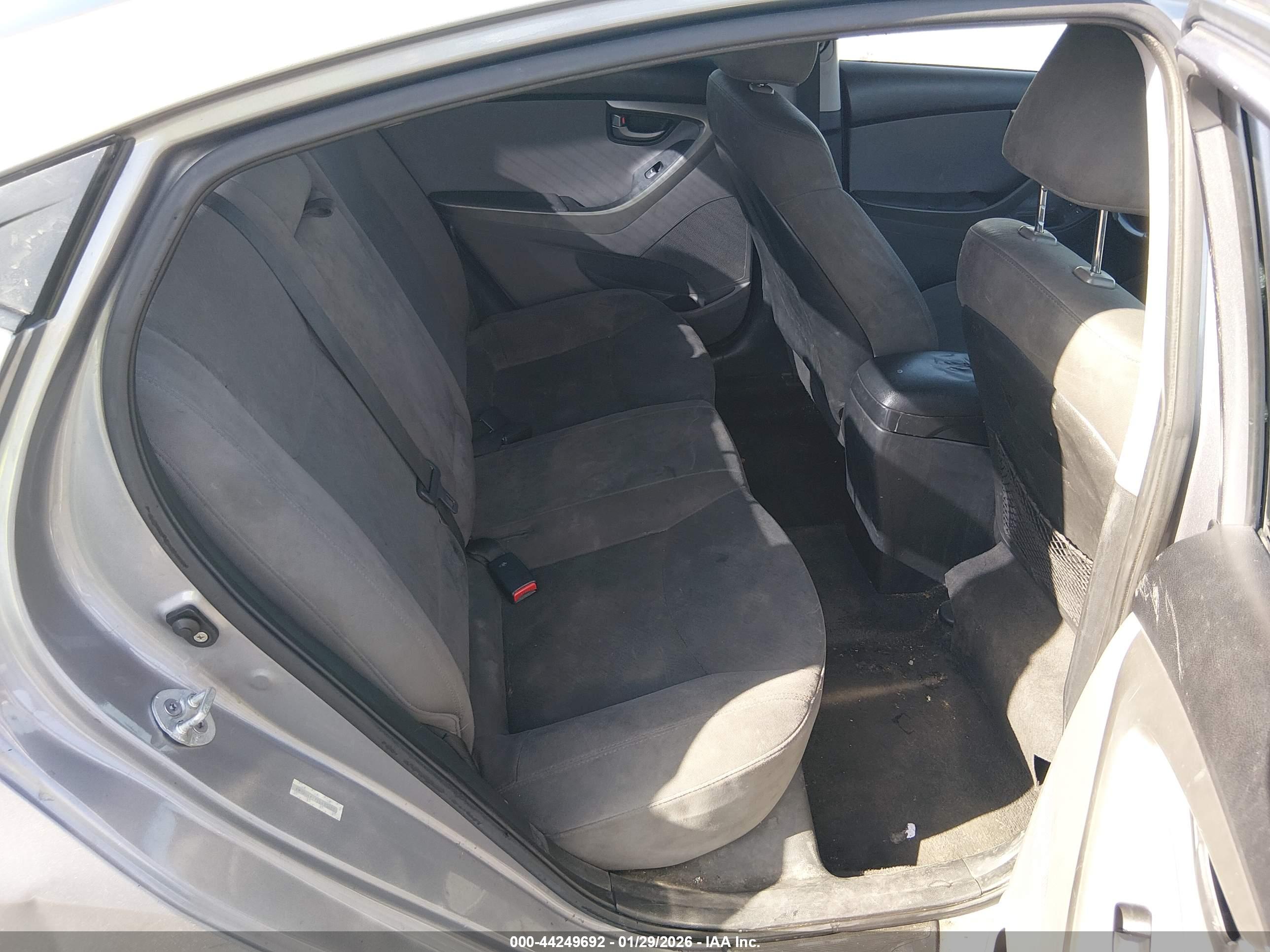 HYUNDAI ELANTRA image 8