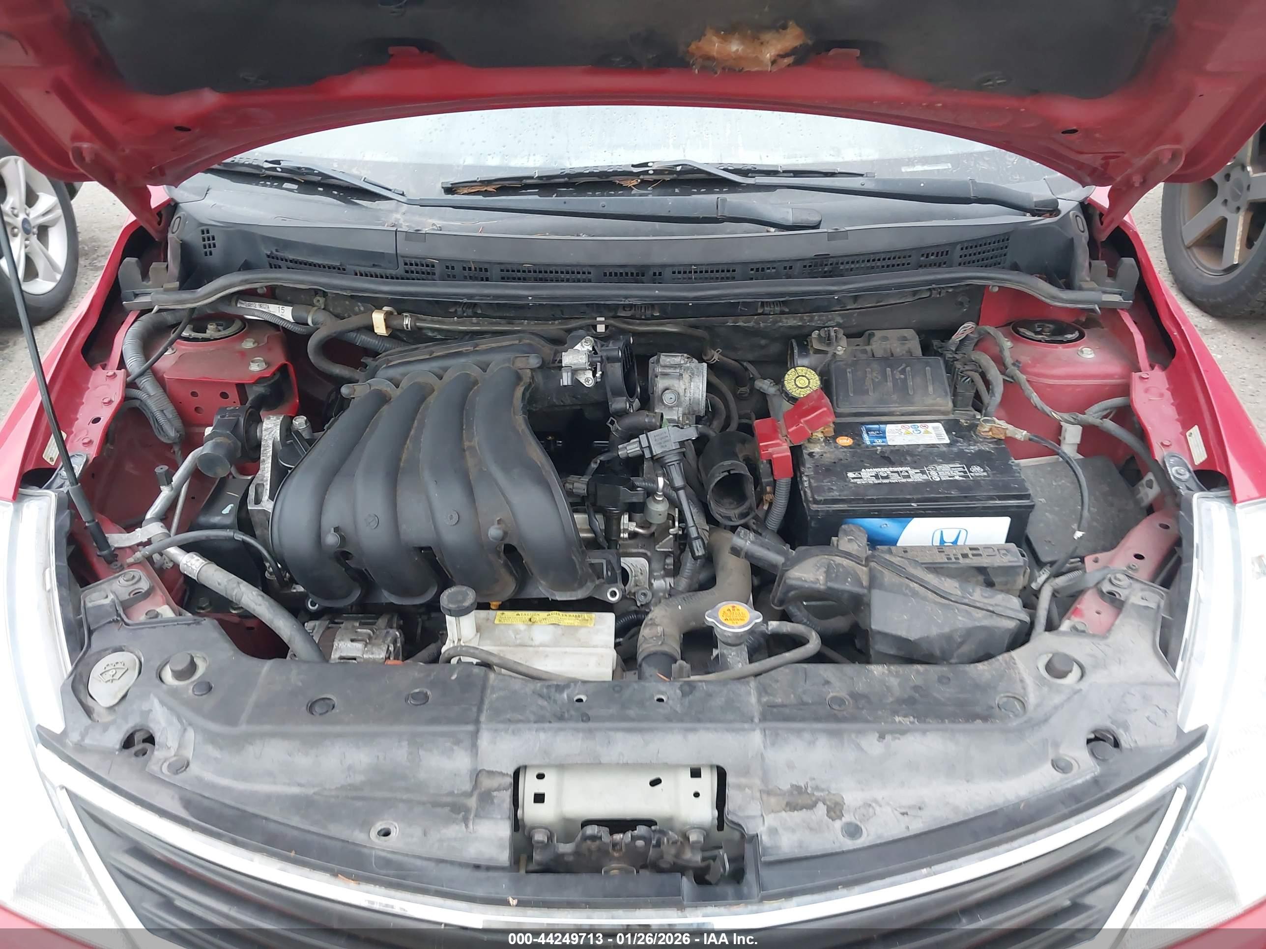 NISSAN VERSA image 10