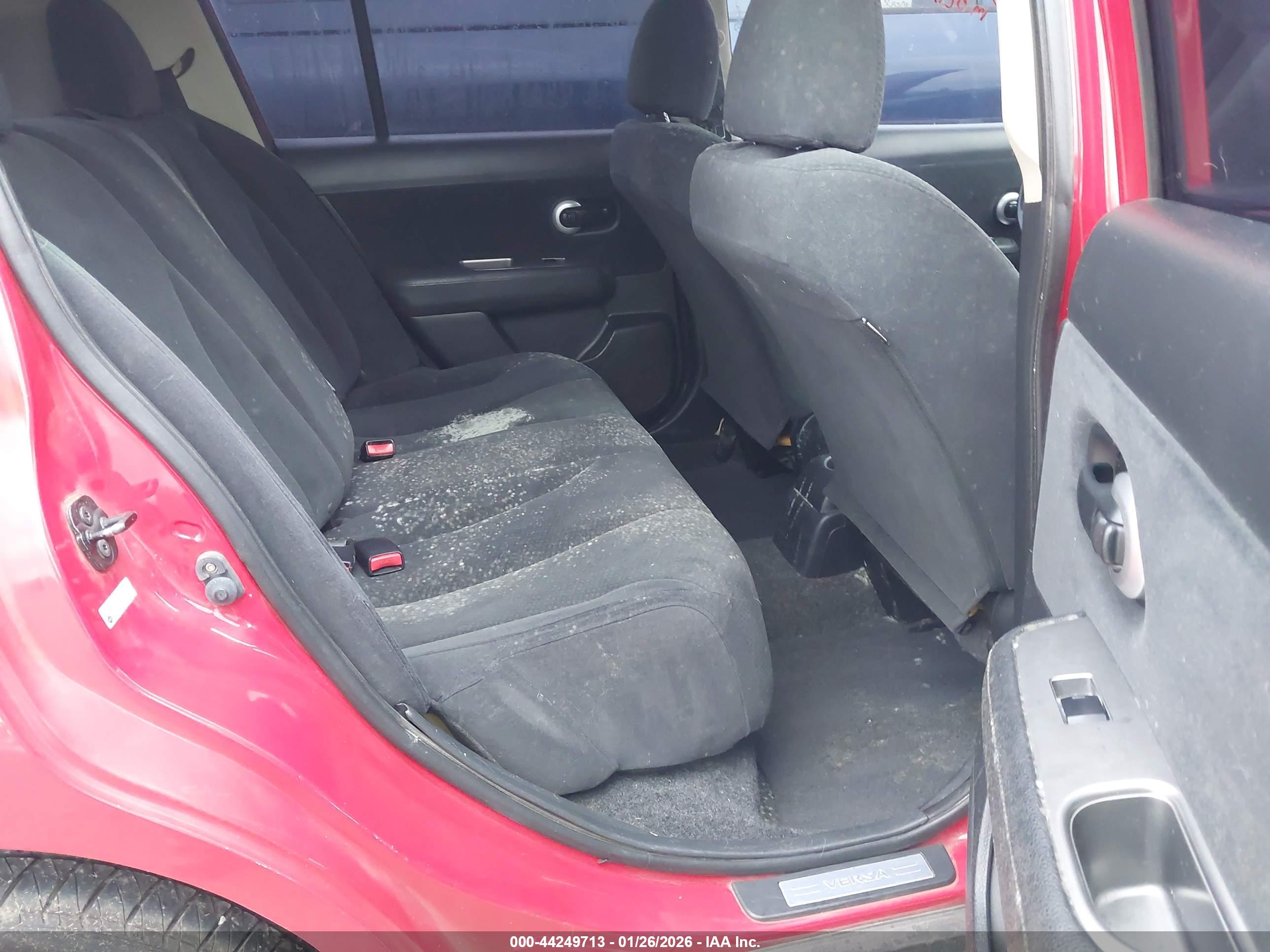NISSAN VERSA image 8