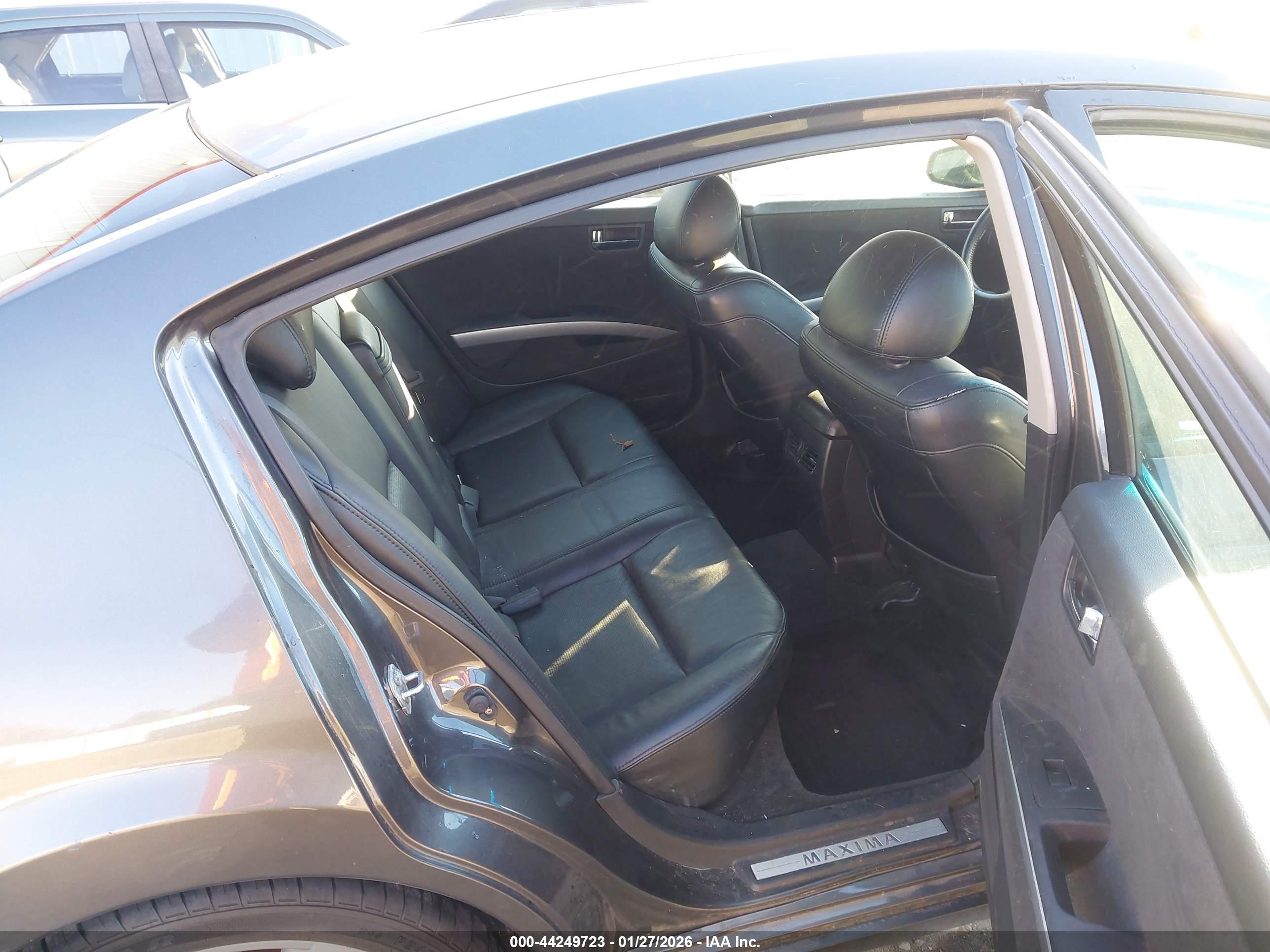 NISSAN MAXIMA image 8