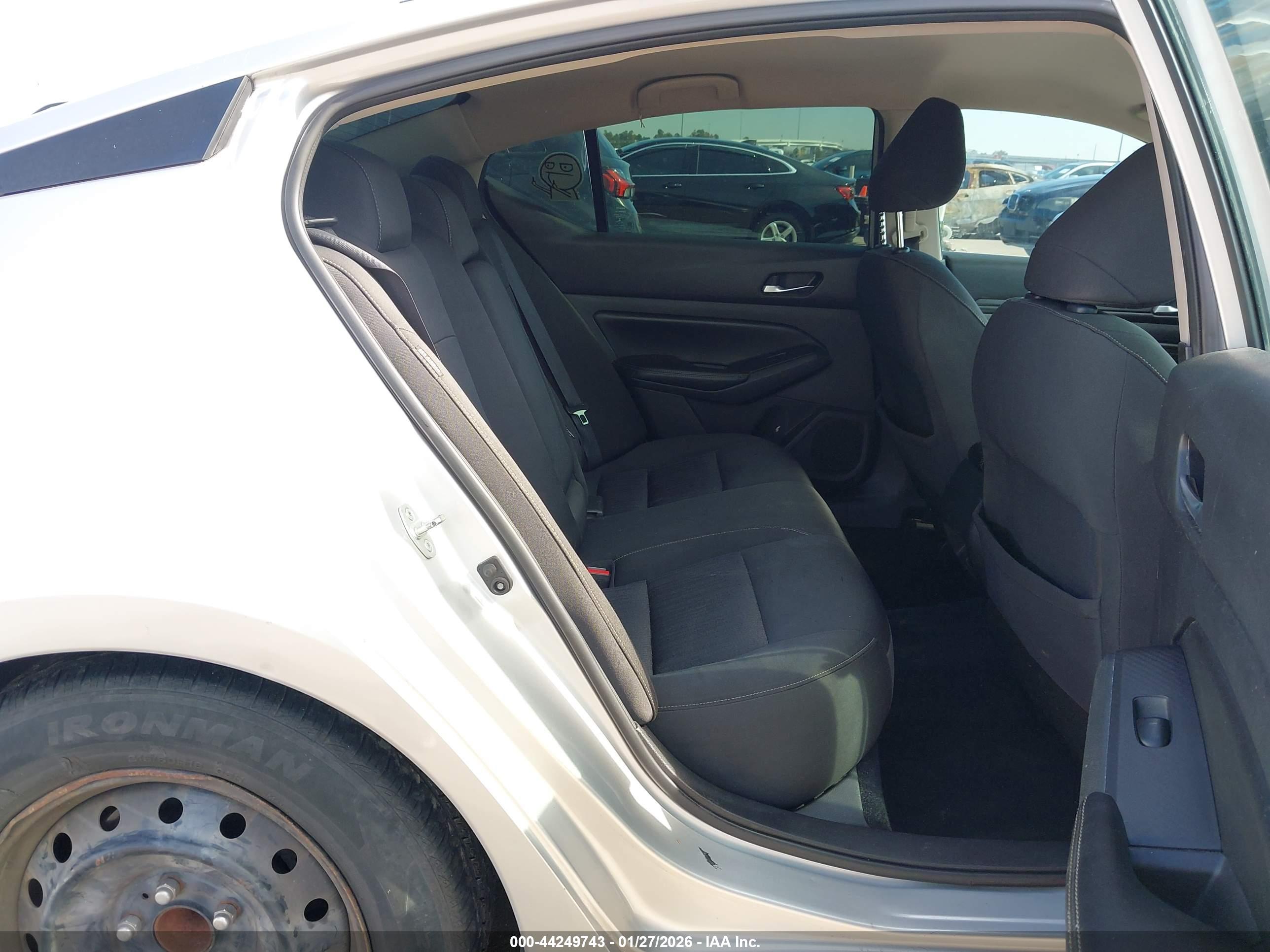 NISSAN ALTIMA image 8
