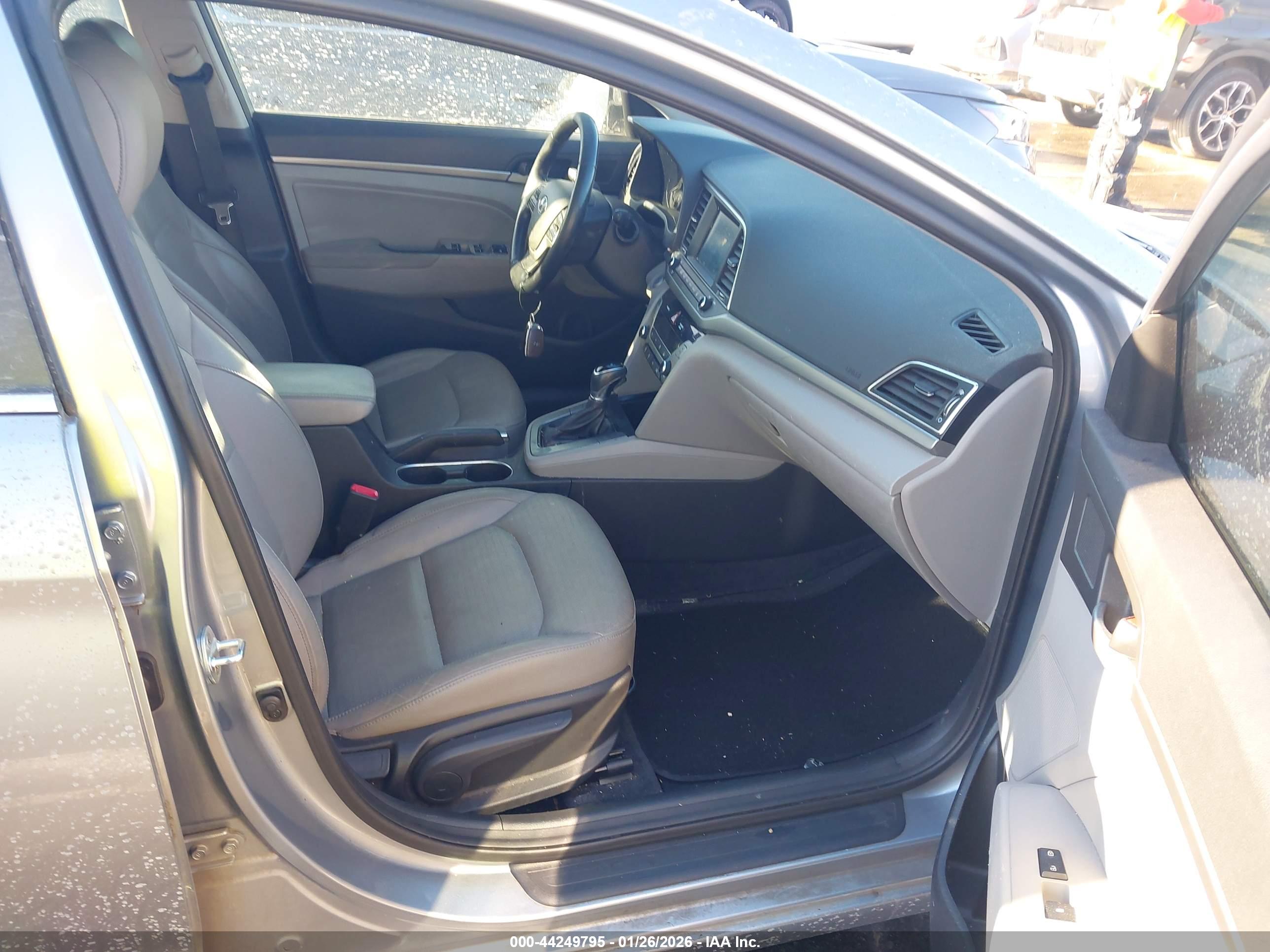 HYUNDAI ELANTRA image 5