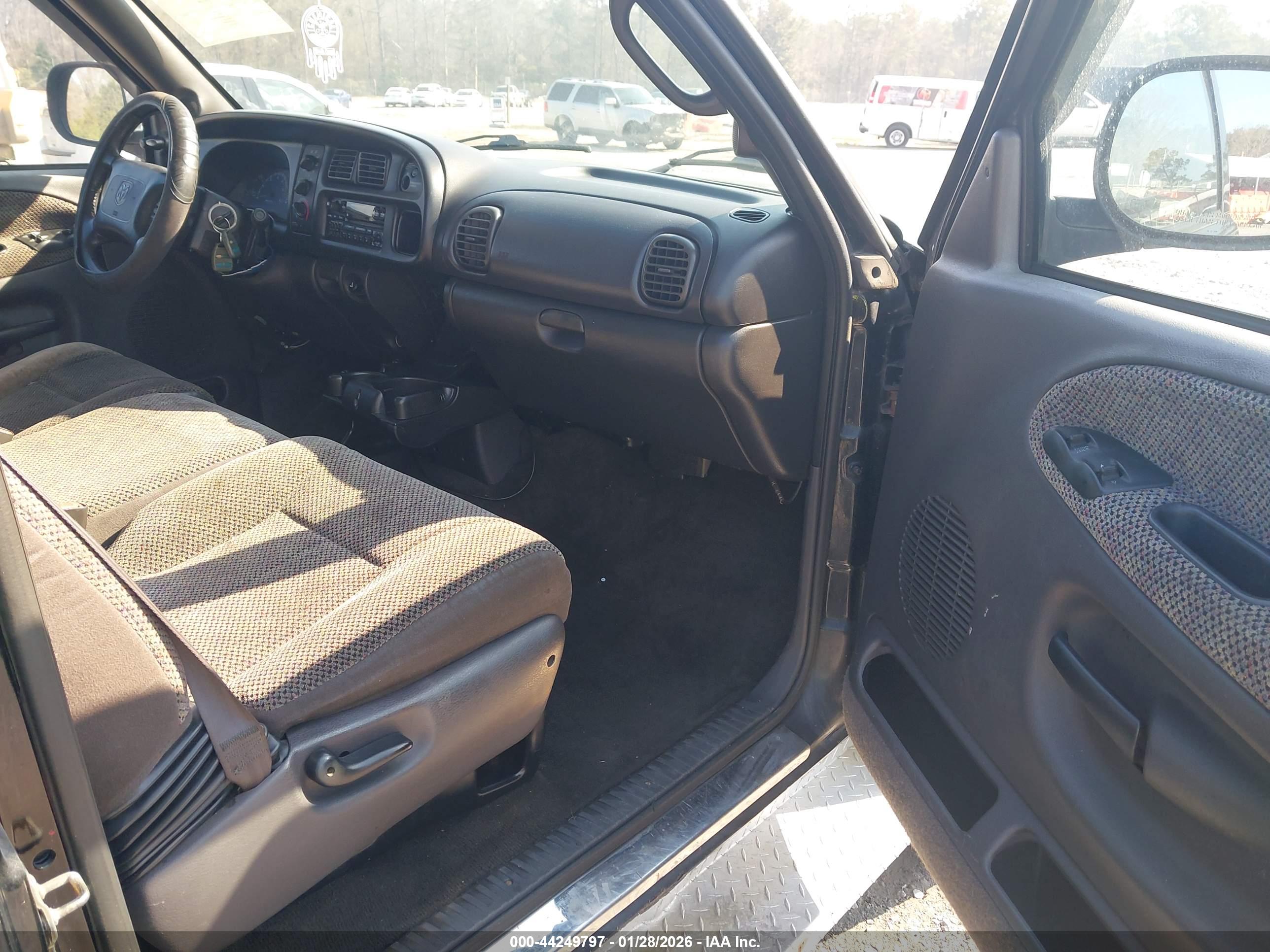 DODGE RAM image 5