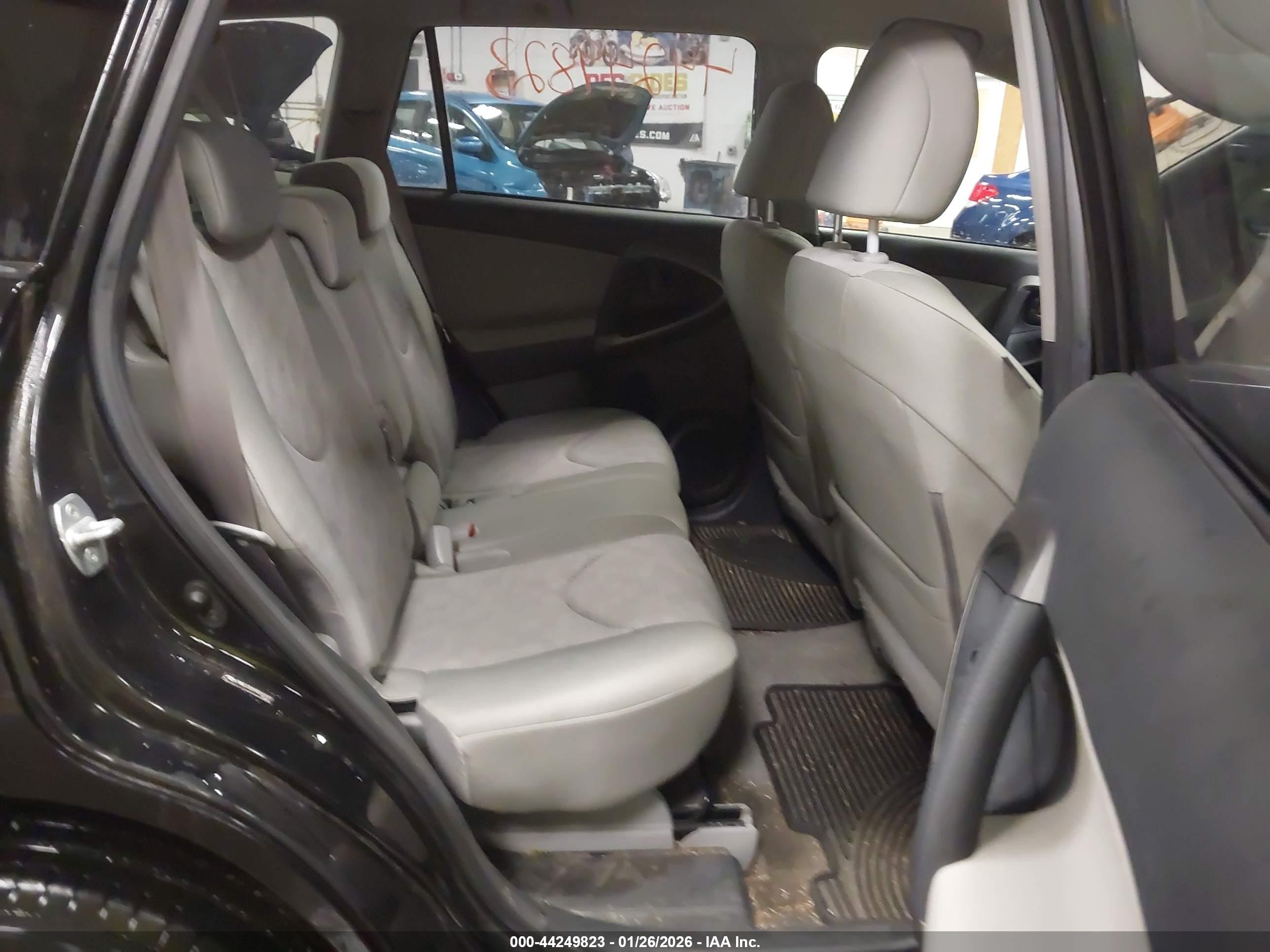 TOYOTA RAV4 image 8