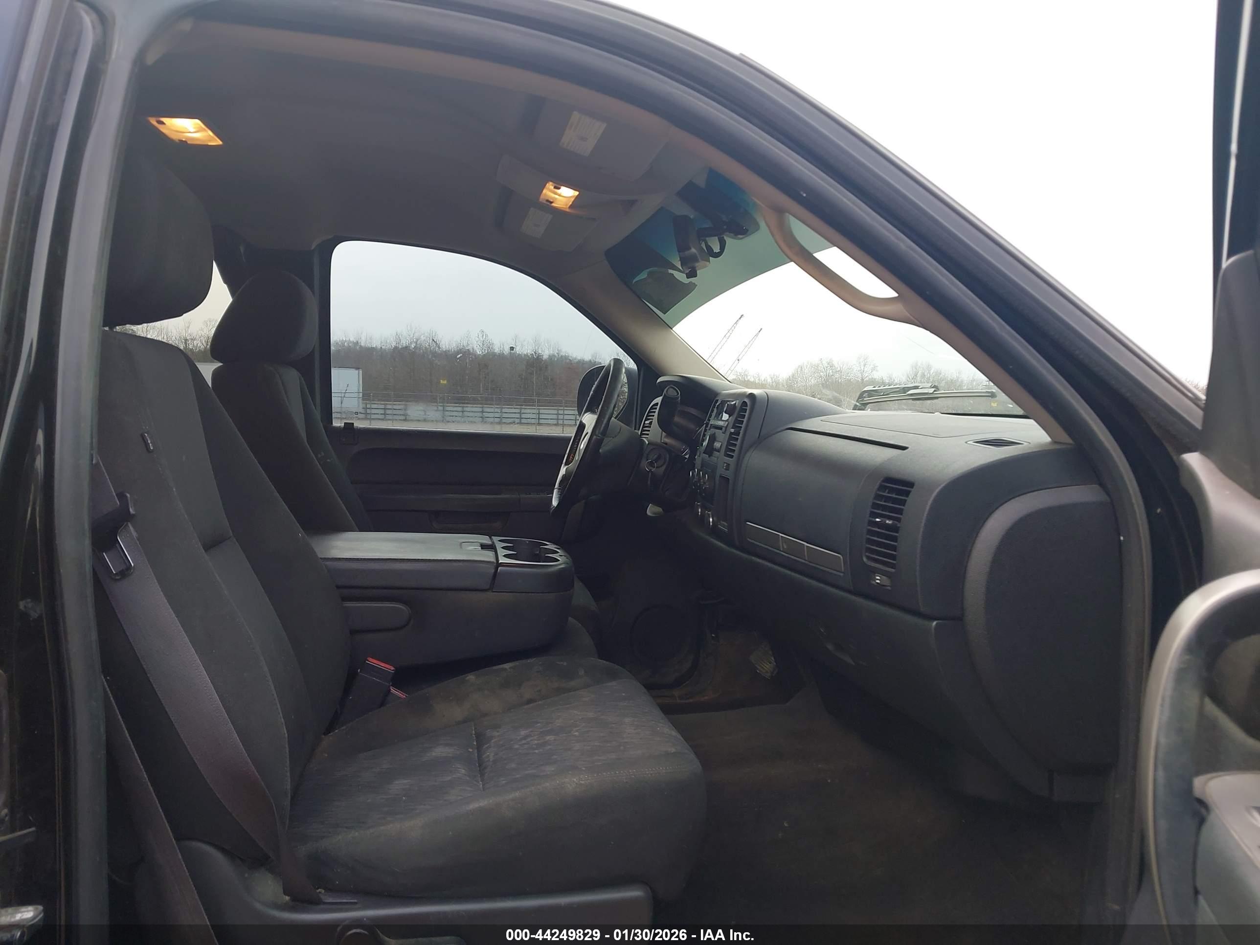 CHEVROLET SILVERADO image 5