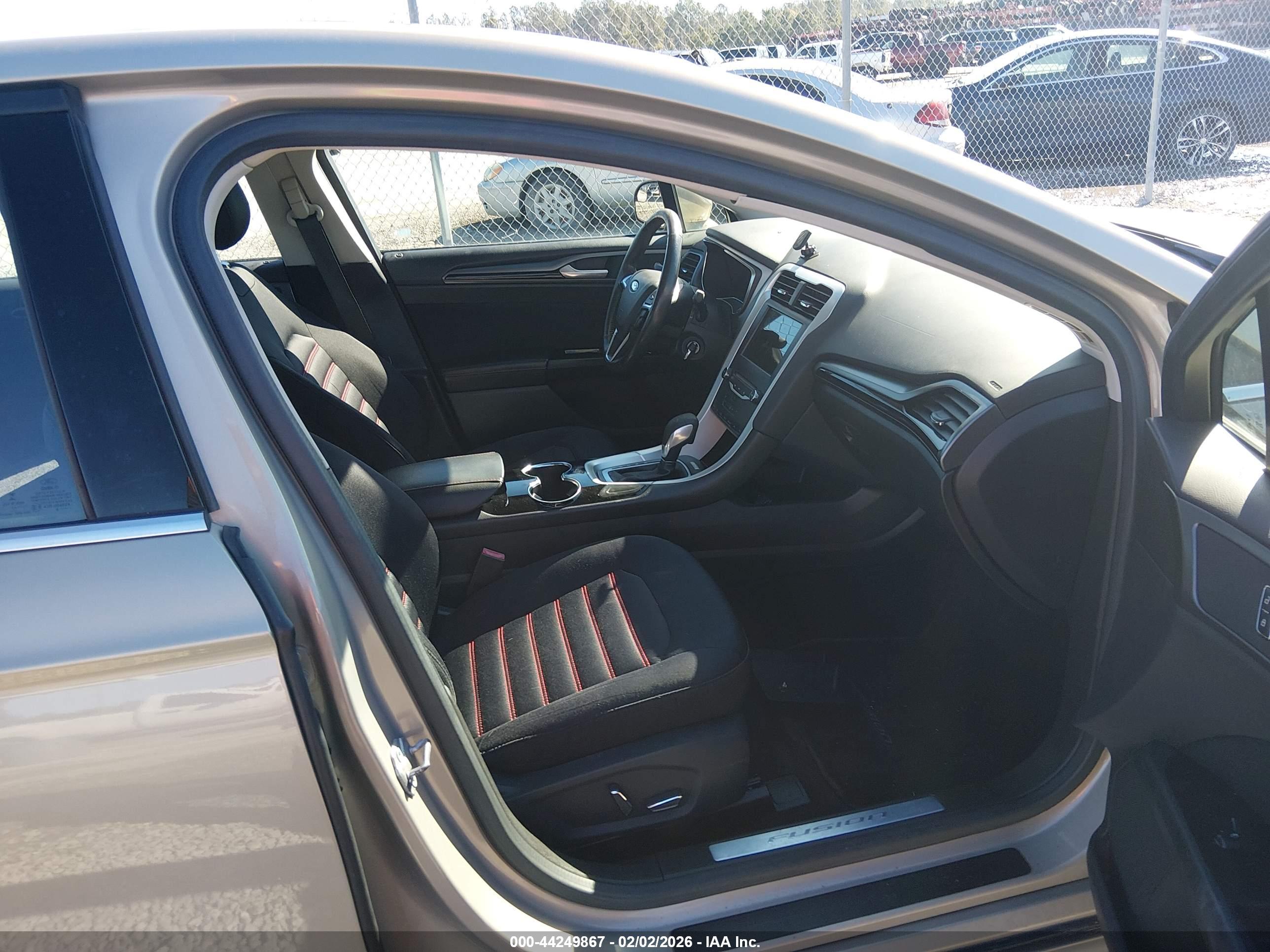 FORD FUSION image 5